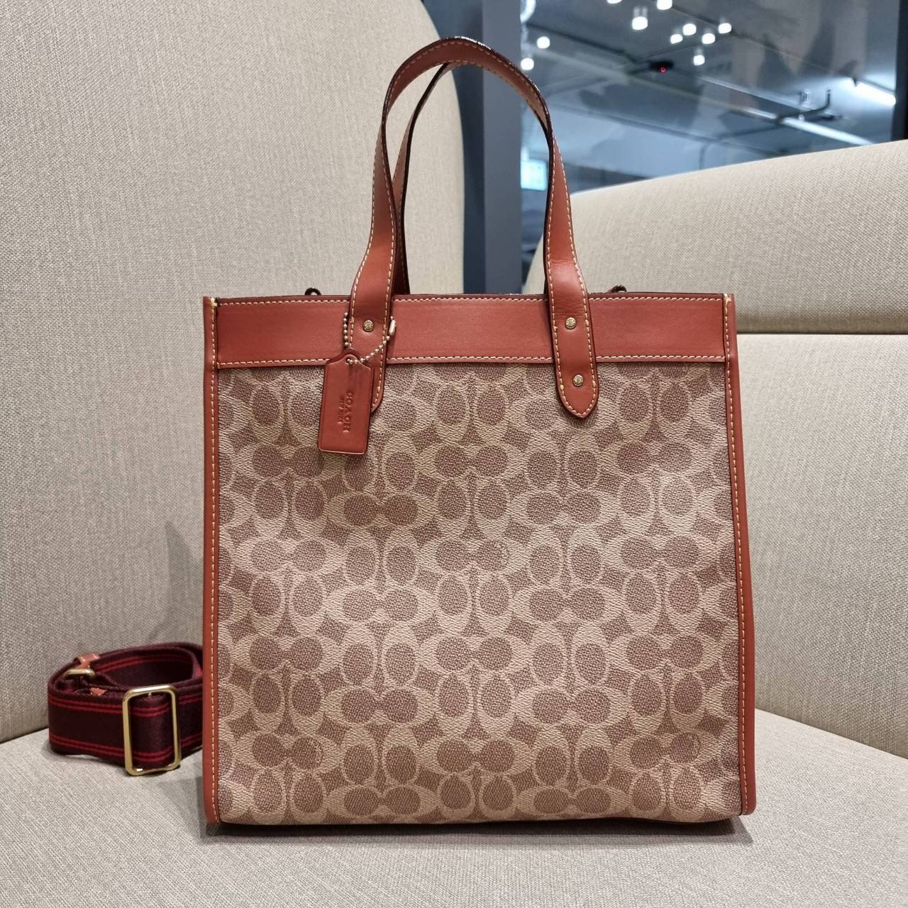 COACH C0776 FIELD TOTE WITH HORSE AND CARRIAGE PRINT คอลเลคชั่นสุดคลาสสิค สวยหรูดูแพง กระเป๋าทรงโท้ท ไซส์ใหญ่จุคุ้ม ฟังก์ชั่นการใช้งานสะดวกที่สุด มีทั้งสายคล้องแขนในตัว และสายครอสบอดี้ วัสดุหนังแคนวาสเคลือบลายสลับหนังแท้ ปากกระเป๋ามีกระดุมแม่เหล็กไว้ปิดกั