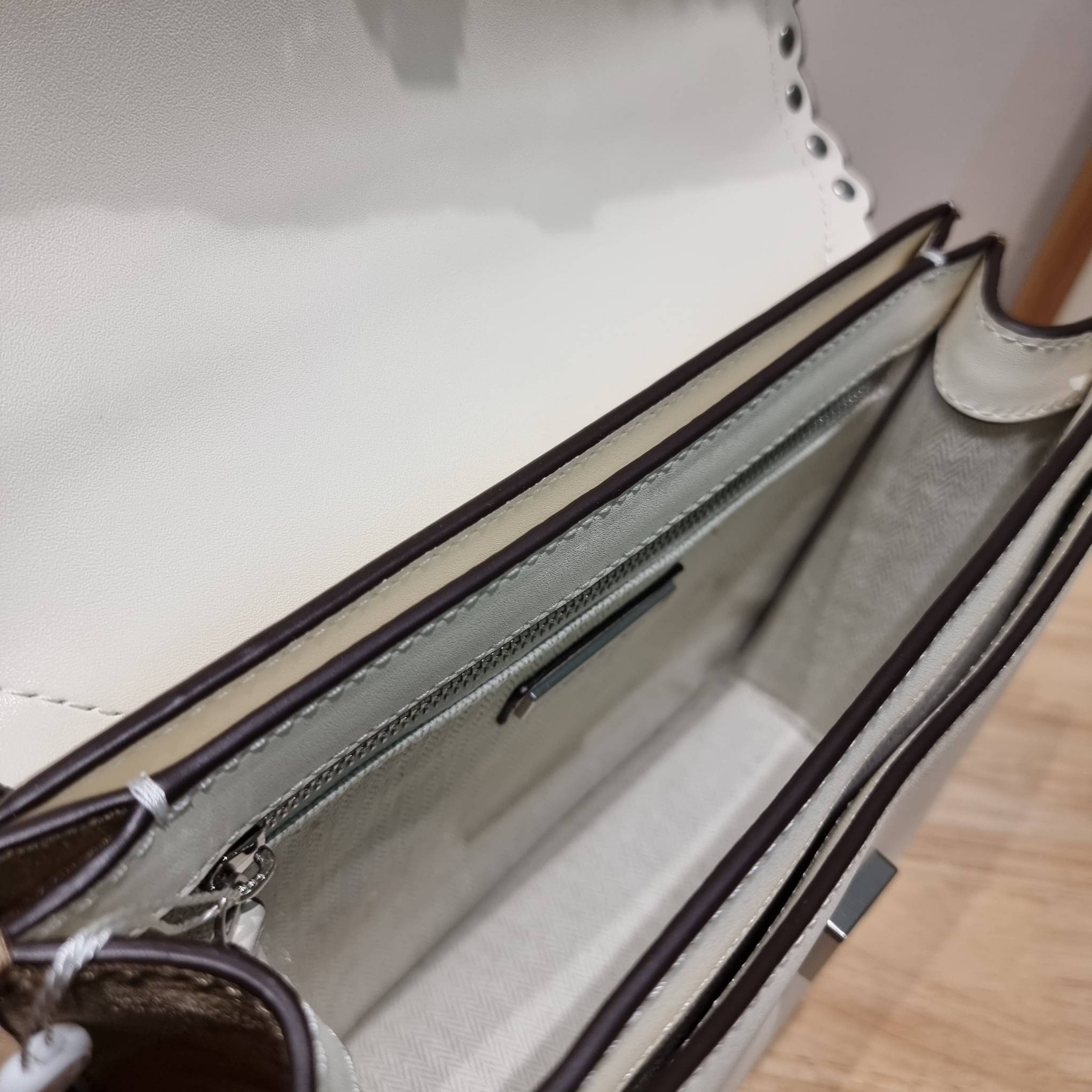 TORY BURCH BRITTEN STUDDED CROSSBODY BAG / Tory Britten Small Adjustable Shoulder Bag คอลเลคชั่นผู้ดี ดีไซน์ใหม่ล่าสุด กระเป๋าสะพายตัวท็อป ที่ตกแต่งด้วยโลโก้และหมุดสวยงาม