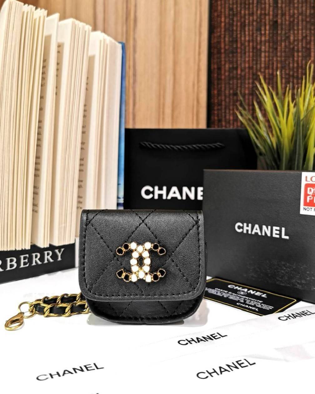 CHANEL QUILTED CRYSTAL CC MINI BAG VIP ไอเท็มแนะนำน่ารักสุดๆวัสดุหนังเรียบสีดำด้านหน้าประดับโลโก้แบรนด์เปิดปิดด้วยฝาปิดกระดุมแม่เหล็กอะไหล่ทองสวยดูดีมาพร้อมสายโซ่ร้อยหนังสามารถใช้คล้องกระเป๋า พวงกุญแจ เข็มขัดได้ ใส่ Airpods เหรียญ หรือกุญแจได้ น่ารักน่าใช