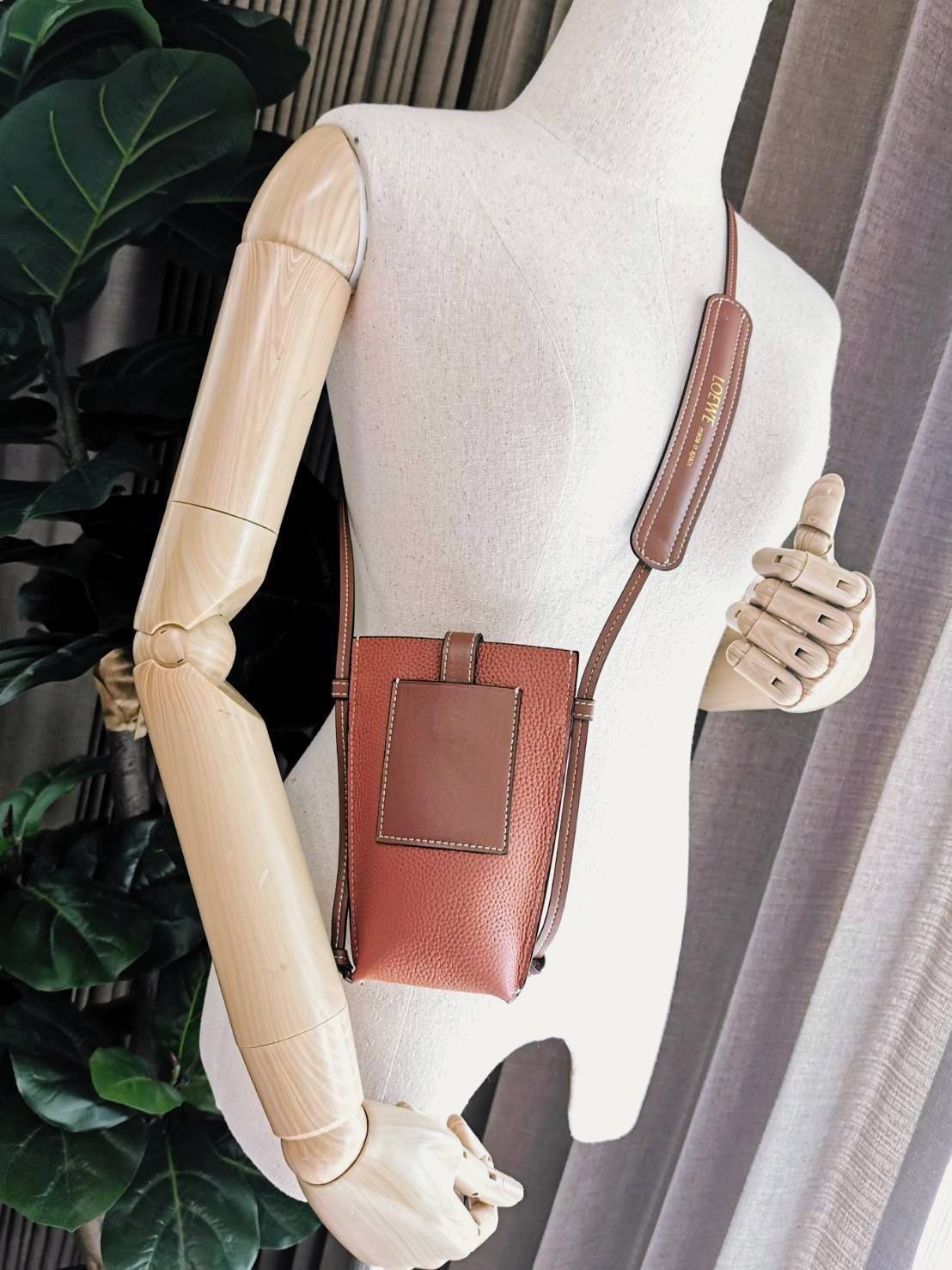 LOEWE MINI CROSSBODY BAG GIFT WITH PURCHASE (GWP) กระเป๋าสะพาย Limited จาก LOEWE วัสดุ Calfskin หนังแท้หนังสวยอยู่ทรงขนาดมินิดีไซน์มินิมอล ภายในโล่งใส่มือถือ บัตร ของจุกจิกได้ ด้านหลังมีช่องใส่ของ พร้อมสายหนังแท้คล้องคอได้ สะพายไหล่ Crossbody ได้ สายเลื่อ