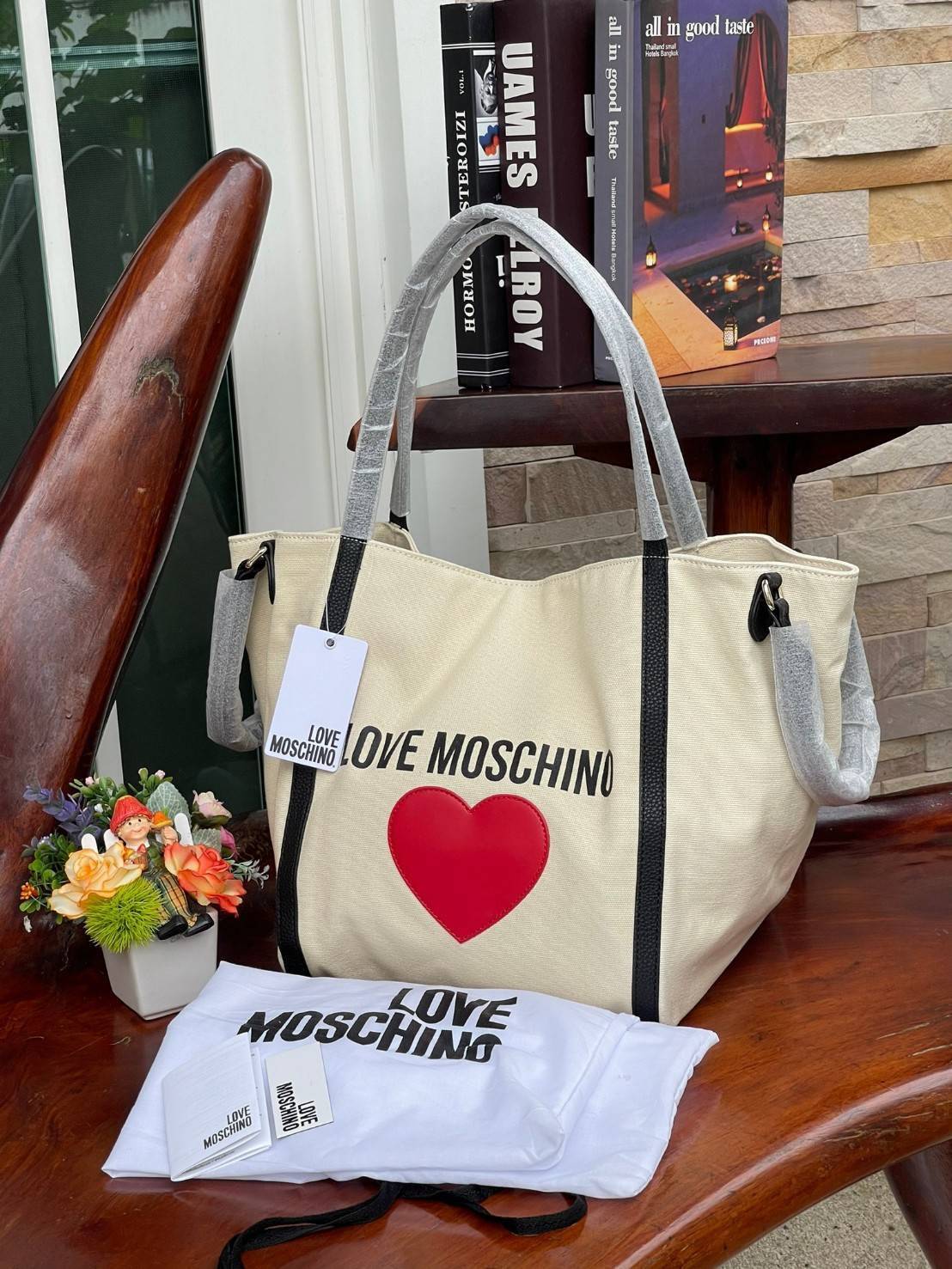 Love Moschino Borsa Donna MOD.JC4333PP07KV VAR.Unica กระเป๋าทรง Tote เป็นกระเป๋าที่สาวๆ ทำงานนิยมมากที่สุด เพราะมีขนาดใหญ่พอเหมาะใส่เอกสารขนาด A4 ใส่ของใช้ของจำเป็นได้ครบสำหรับการใช้งานนอกบ้านใน 1 วัน ถ้าต้องออกไปธุระต่อตอนค่ำก็ยังไม่ใหญ่เทอะทะเกินไป