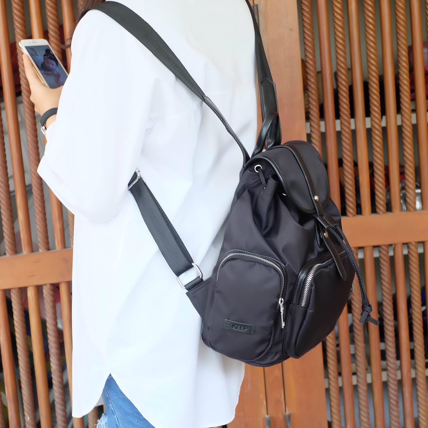 รุ่นใหม่ล่าสุดเลย ห้ามพลาดเลยน๊า !!! สาวๆ ที่กำลังหากระเป๋าเป้ น้ำหนัก ดีไซด์เก๋ๆ เข้ากับชุดได้ง่ายใบนี้เป็นทางเลือกที่ดีเลยค่า 👄 =>> ตัวกระเป๋า เป็นผ้าไนล่อนนาโน เนื้อหนาทนทานกันน้ำได้ แถมหูจับกระเป๋าทำจาก หนังแท้เนื้อดี ลายหนังชัด ทำให้มีค