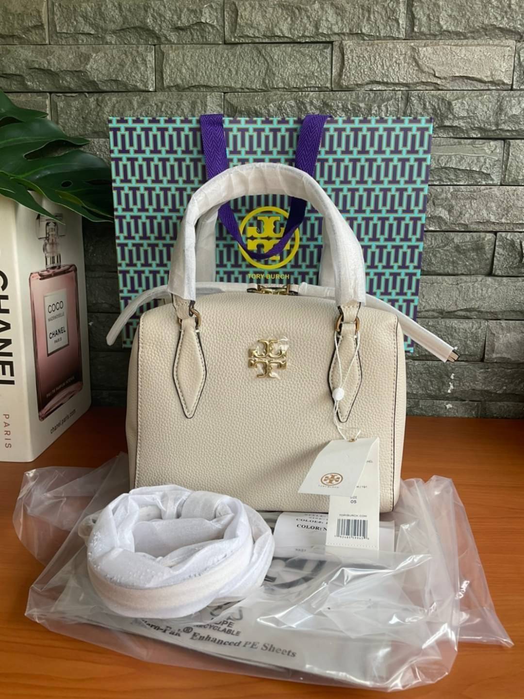 ของแท้ 💯% TORY BURCH KIRA PEBBLED SATCHEL BAG รุ่น 74650 กระเป๋าสะพาย Crossbody ทรงสวยสุดฮิต เป็นรูปทรงใหม่ มาแรงที่สุดในตอนนี้!! วัสดุหนังแท้ สัมผัสนุ่มมือ หนังสวย ลายหนังกรวด น้ำหนักเบา ตั้งอยู่ทรง ออกแบบเก๋ไก๋