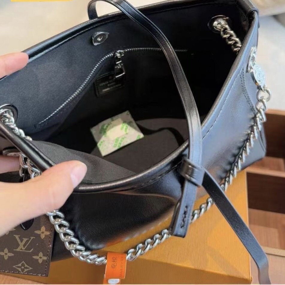 LV CarryAll Vibe BB ใหม่ล่าสุด กระเป๋าสะพายทรงโท้ทไซส์เล็ก สวยหรูดีไซน์เรียบง่ายคลาสสิค ดูผู้ดี รูปทรงสวยตลอดกาล ใช้ได้กับทุกลุค ทุกโอกาส