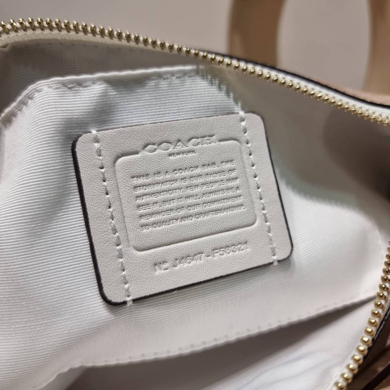 COACH F58321 TOP HANDLE POUCH คอลเลคชั่นสุดฮิต กับดีไซน์ใหม่ น่ารักน่าใช้ทุกแบบ กระเป๋าพอชทรงใช้งานง่าย สะดวก กะทัดรัด วัสดุหนังแคนวาสเคลือบคุณภาพ มาพร้อมสายคล้องในตัว และสายสะพาย crossbody ปรับเปลี่ยนได้ตามสไตล์ อีกหนึ่งไอเท็มที่สาวๆต้องมี ในราคาสุดคุ้ม 