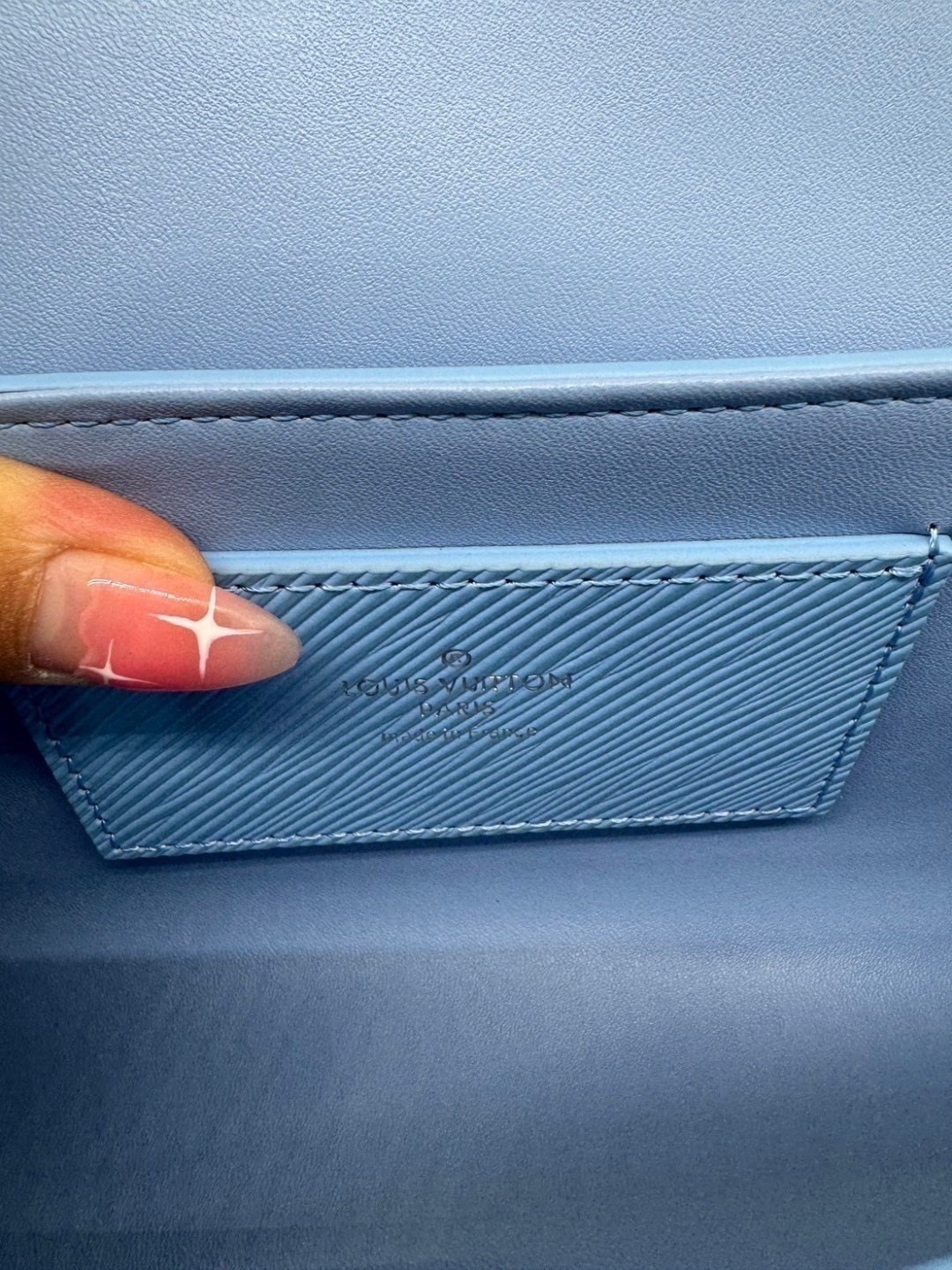 ORI หนังแท้ | LV Twist West Bag กระเป๋าสะพายหนัง Epi ลายเกรน สุดคลาสสิกมาดีไซน์ใหม่ในรูปทรงยาวเผยลุคมีระดับเหนือกาลเวลา ความหรูหราเข้ากับสตรีตสไตล์