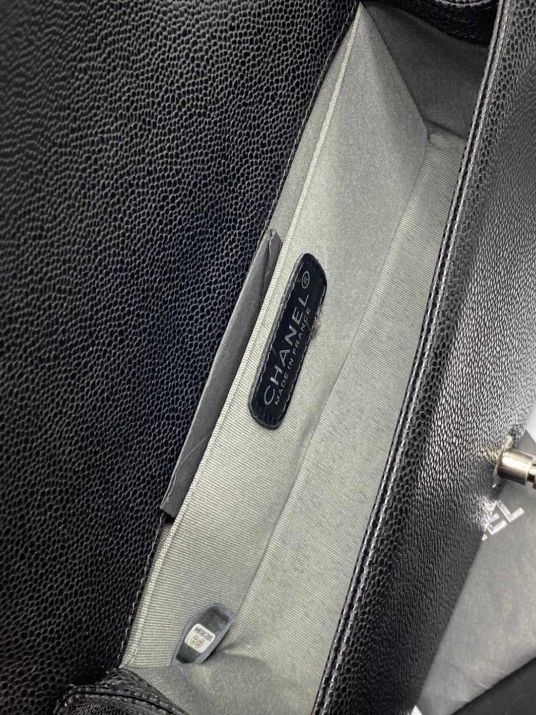 หนังแท้ CHANEL BOY 10" หนังคาเวียร์ อะไหล่เงิน/ทอง พร้อมส่งที่ไทย หนังลูกวัวแท้ อะไหล่โลหะสีรูทีเนียม สวยคลาสสิกทุกยุคสมัย เกรดออริจินอล 1:1 ภาพสินค้าถ่ายจากงานขายจริง ใช้งานต่างประเทศได้