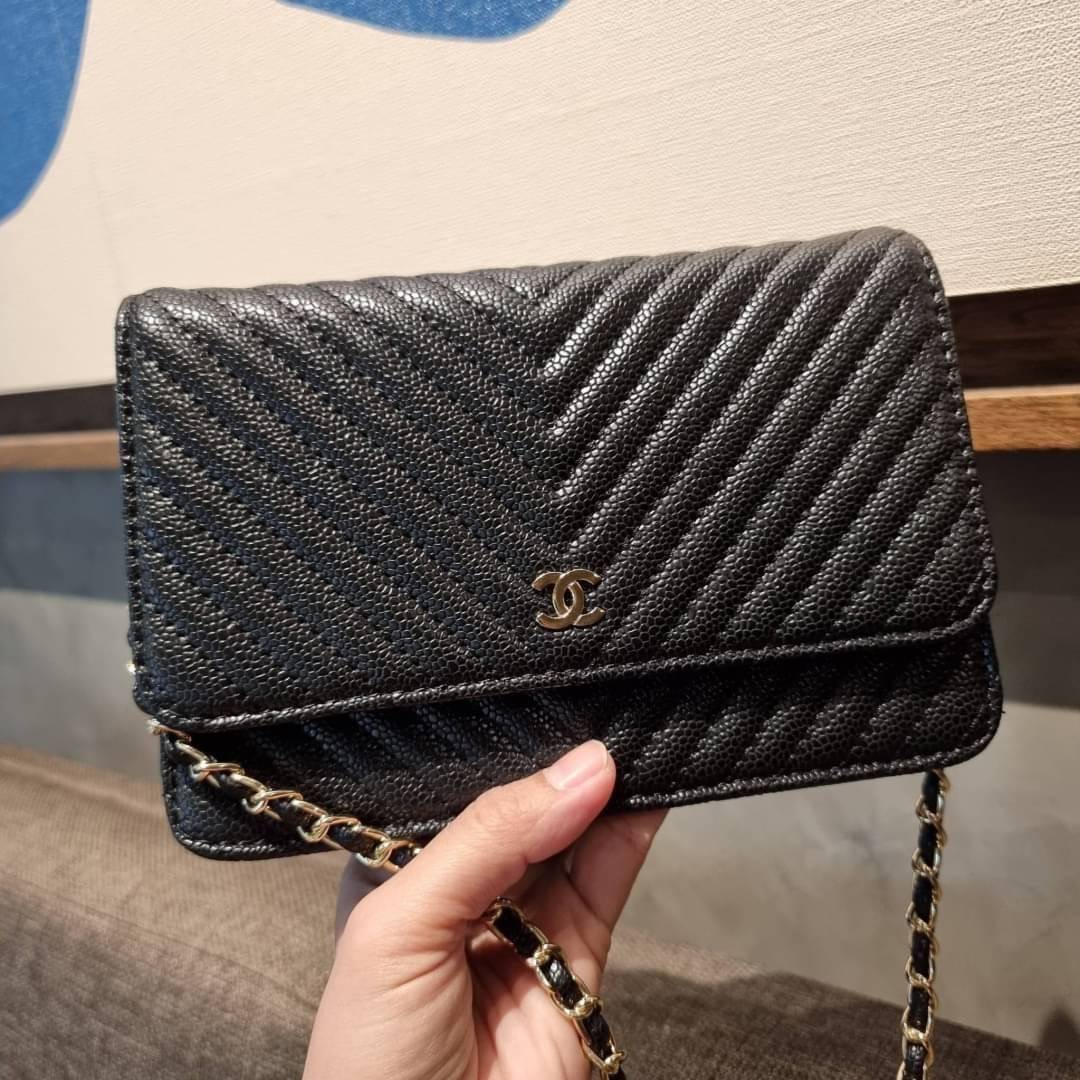 VIP 🥂 CHANEL WOC ลายวียอดฮิต กระเป๋าสะพายข้างหนังลายคาร์เวีย มาพร้อมโซ่สะพายในตัว (ถอดออกไม่ได้) อะไหล่ทองเรียบหรู ดูผู้ดี้ ผู้ดี!! เปิด-ปิดกระเป๋าด้วยกระดุมแม่เหล็ก ภายในกระเป๋าเป็นช่องโล่ง มีช่องแยก 1 ช่อง ช่องซิปกลางอีกช่อง ส่วนด้านหลังก็ยังมีอ