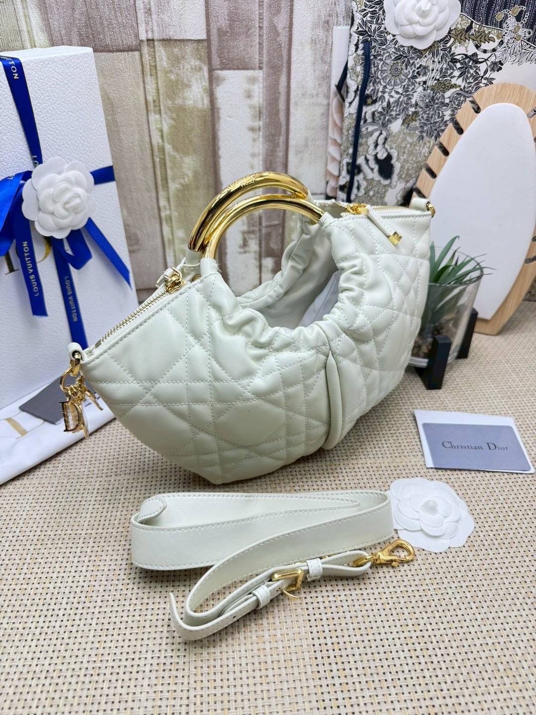 ORI หนังแท้ | DIOR Walk in Dior Purse White Macrocannage กระเป๋าสะพายทรงคลัชสุดลัคชู หรูหราเกินเรื่อง ดีไซน์ใหม่มาแรงมาก! โดดเด่นด้วยหูจับทรงโค้งสีทอง ดูแพงสุดๆ