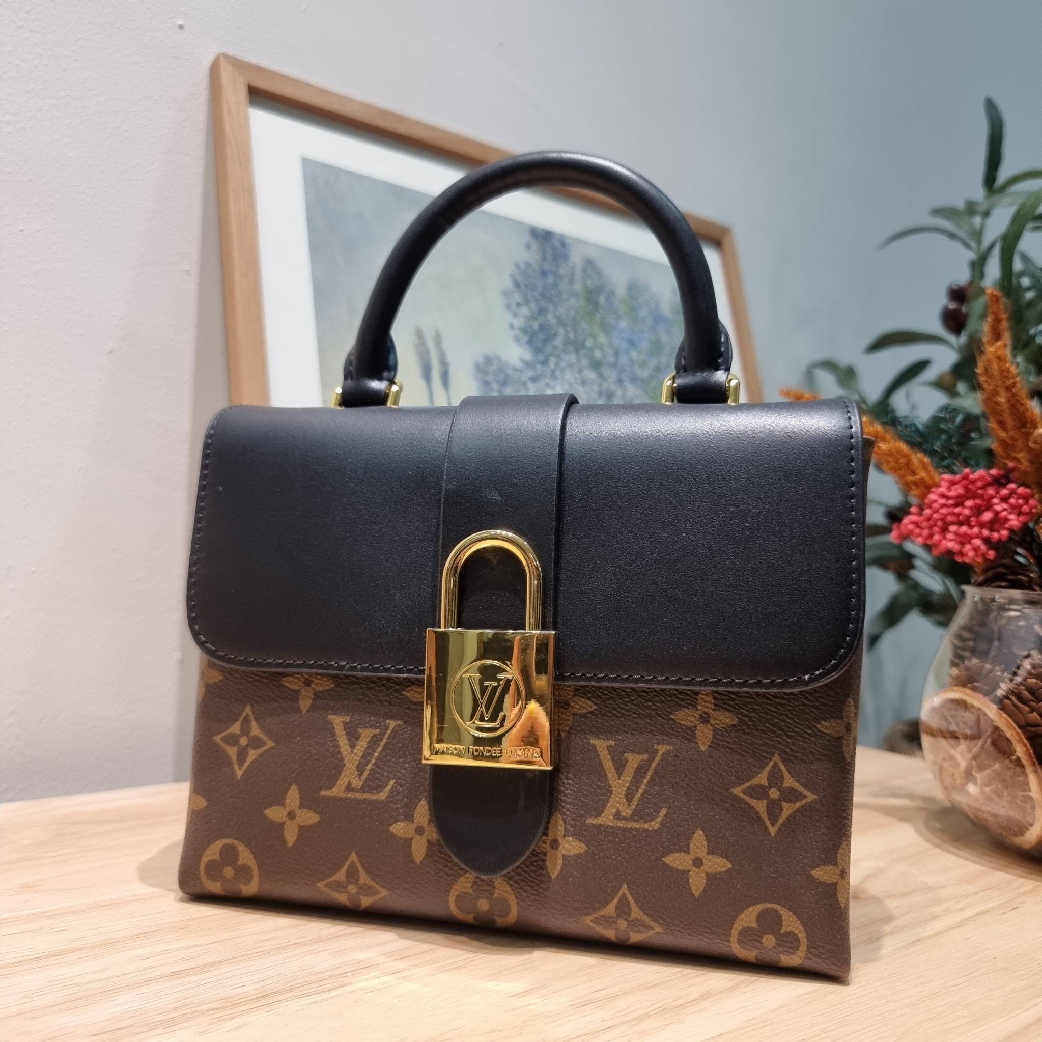 LV LOCKY BB MONOGRAM กระเป๋าสะพายข้าง ดีไซน์หรู ใหม่ล่าสุด สวยถึงบ้านได้ก่อนใคร มีใช้เลิศๆทันปีใหม่แน่นอน คุ้มที่สุด