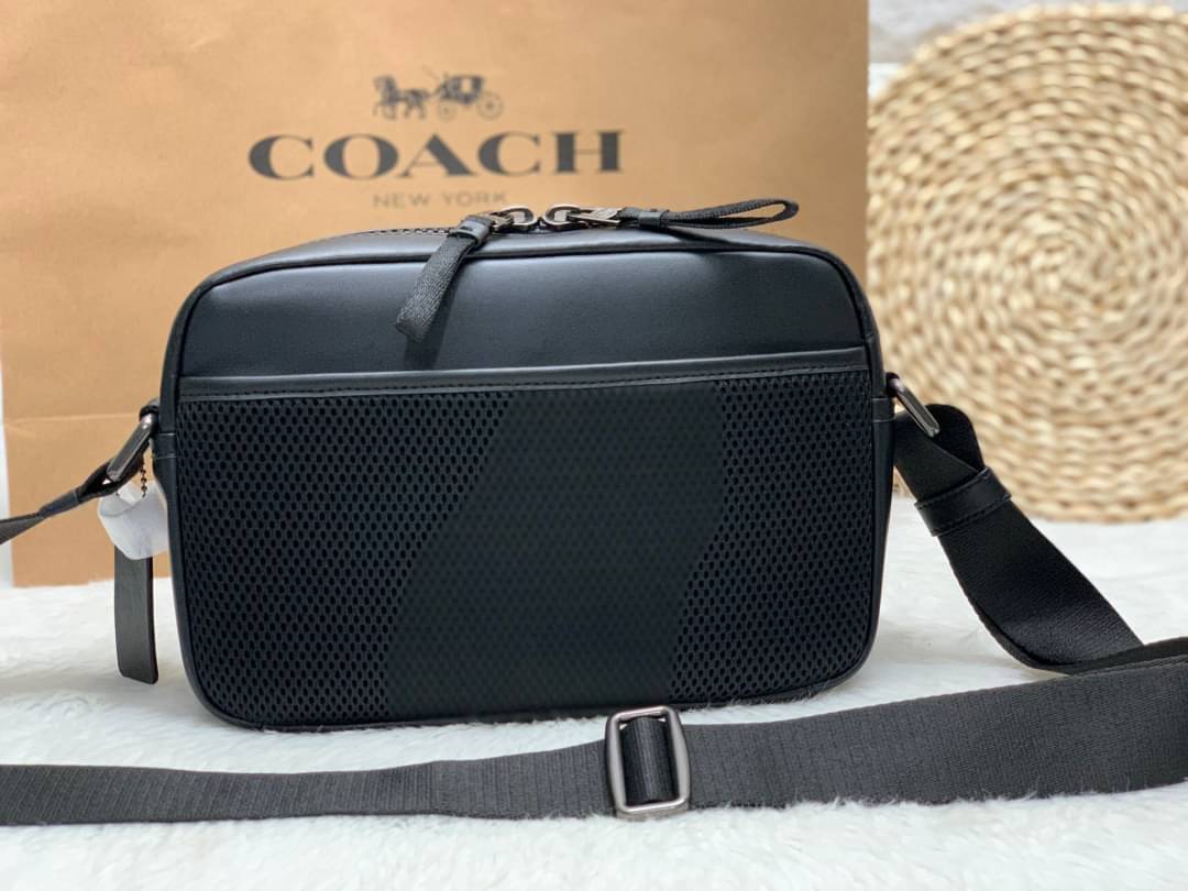 COACH EDGE CROSSBODY IN SIGNATURE CANVAS กระเป๋าสะพายครอสบอดี้ร์ วัสดุหนังแท้ หนังนิ่มอย่างดีค่ะ ด้านหน้ามีช่องซิปซ่อนให้หนึ่งช่อง เปิดปิดช่องหลักแบบซิปคู่ภายในกว้าง ใส่ของได้จุเลยนะคะ มีช่องซิปและช่องเล็กให้อีก2ช่อง;ด้านหลังกระเป๋าเป็นช่องโล่งใส่ของอีกช่