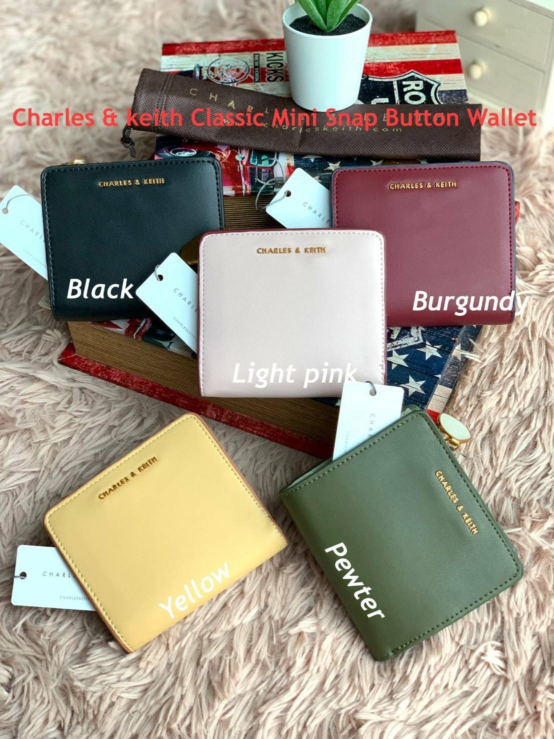 Charles & keith Classic Mini Snap Button Wallet กระเป๋าสตางค์ทรงสั้นรุ่นใหม่ชนช้อป! วัสดุpuหนังเรียบนิ่ม ด้านหน้าประดับโลโก้แบรนด์ด้วยโลหะตัวนูน ภายในเปิดปิดด้วยกระดุมทั้ง2ด้าน มีช่องซิปใส่เหรียญใบเล็ก สามารถถอดแยกกับชิ้นใหญ่ได้ ภายในยังมีช่องเสียบบัตร แล