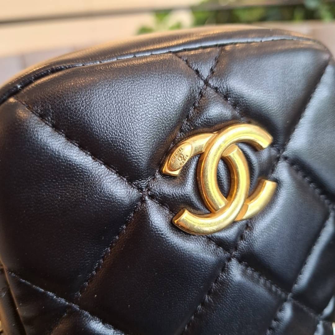 กระเป๋าสะพายข้างทรงยอดนิยม สวยหรู CHANEL VIP แบรนด์ดัง ตัวกระเป๋าหนังนิ่ม ขนาดกำลังน่ารัก อะไหล่ทองเข้มวินเทจ ด้านหน้าประดับโลโก้แบรนด์สีทอง