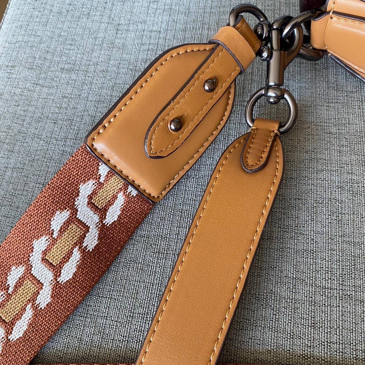 COACH C0749 BEAT SADDLE BAG(COACH C0749) 💖สวยหรู ดูดี เป็นรุ่นที่หลายคนรอค่อย จะลุคแนวsports สาวเทห์ หรือสไตล์สาวหวานเรียบร้อย ได้หมดคะ มาพร้อมสายสะพาย 2 เส้น คุ้มเกินคุ้ม วัสดุหนังแท้ชั้นดี หนังสวย อะไหล่แบรนด์ที่ดูเด่นคลาสสิคตรงด้านหน้า เปิดปิดก