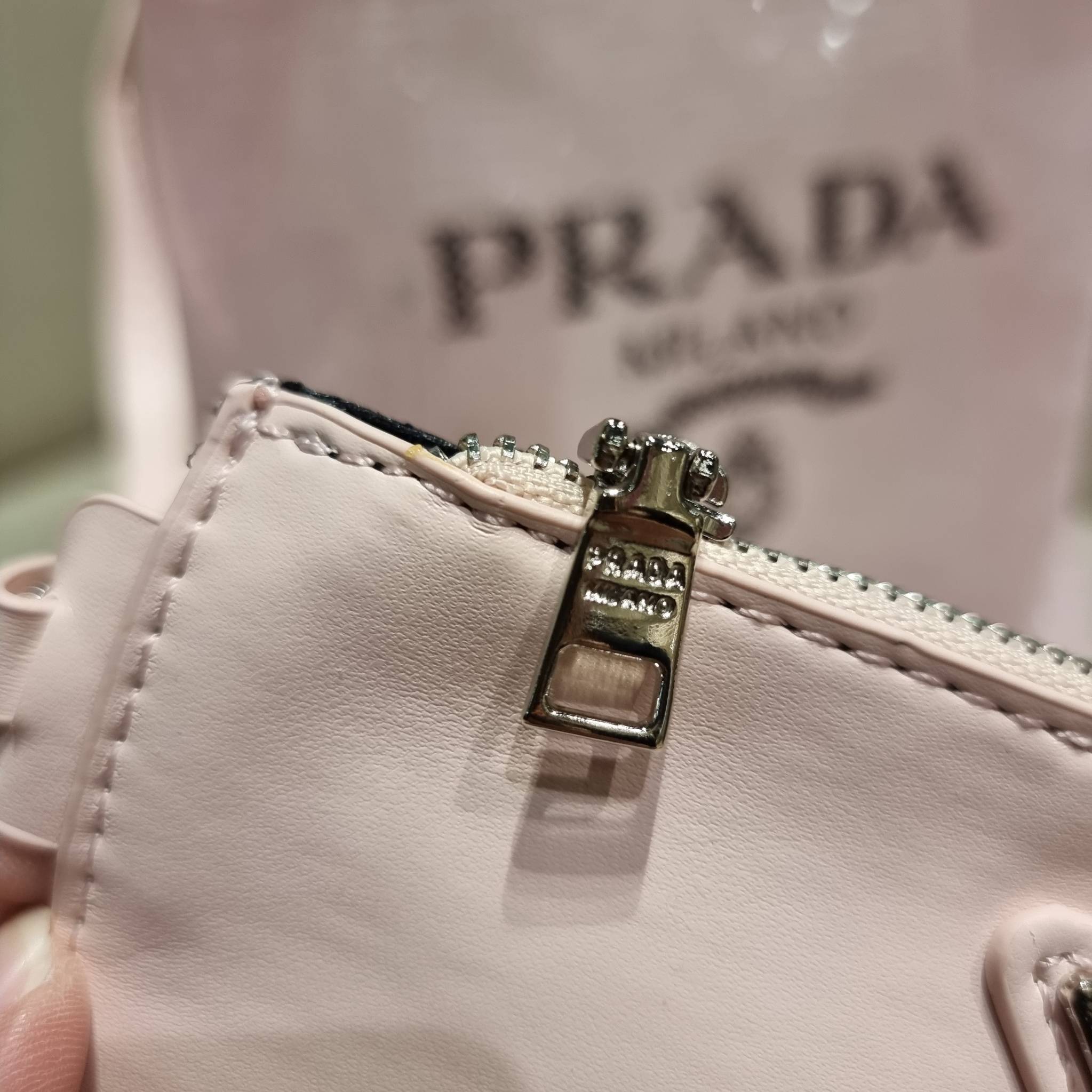 PRADA SMALL SEQUINED MESH TOTE BAG เอาใจสายแฟอีกครั้ง!! กระเป๋าทรงโท้ท ขนาดเล็ก ที่มีดีเทลฝีมือ ด้วยการเรียงร้อยแผ่นเลื่อมเป็นตาข่ายรอบใบ ตัดขอบด้วยหนังสังเคราะห์ พิเศษพร้อมใบลูกให้ด้วย ทรงใช้งานง่าย ภายในโล่งกว้าง ถือไปเรียน ไปเที่ยว ไปทำงาน พกพาง่ายสุดๆ