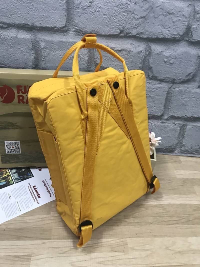 Kanken backpack รุ่น Classic แบรนด์ดังจากสวีเดนที่นิยมกันมากในหมู่วัยรุ่น กระเป๋าเป้ที่มีน้ำหนักเบา แต่มีความทนทาน และช่องว่างต่างๆมากขึ้น มีซิปหน้าสำหรับใส่ของกระจุกกระจิก และหูหิ้วทั้งด้านหน้าและด้านหลัง สำหรับการหิ้วถือได้สะดวก ใส่มินิไอแพค กระเป๋าสตาง