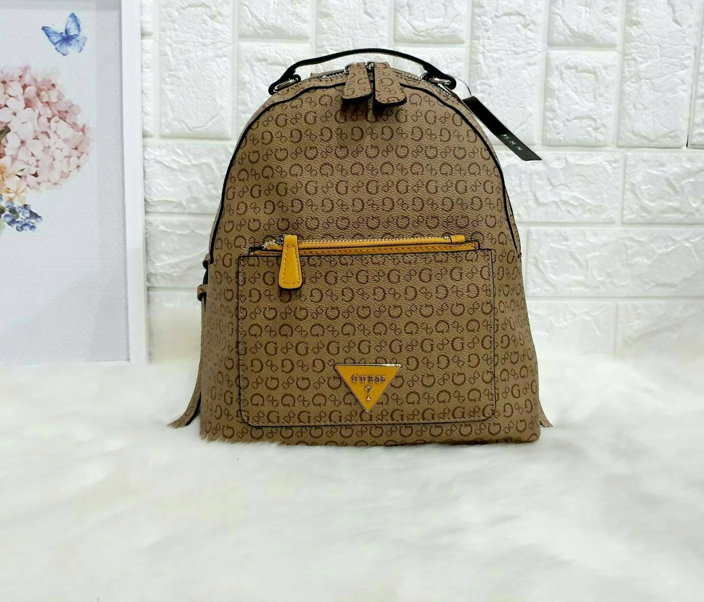 GUESS WOMAN'S BACKPACK กระเป๋าสะพายเป้หนังสวยขนาดกำลังดี สกีนโลโก้รอบใบ น้ำหนักเบา ด้านหน้าประดับโลโก้แบรนด์สามเหลี่ยมโดดเด่น มีลูกเล่นที่ช่องด้านหน้าสามารถถอดออกถือเป็นครัชได้นะคะ ตัวกระเป๋าเปิดปิดด้วยซิปเป็นหลัก ภายในกว้าง บุด้วยผ้าสกีนลายโลโก้แบรน