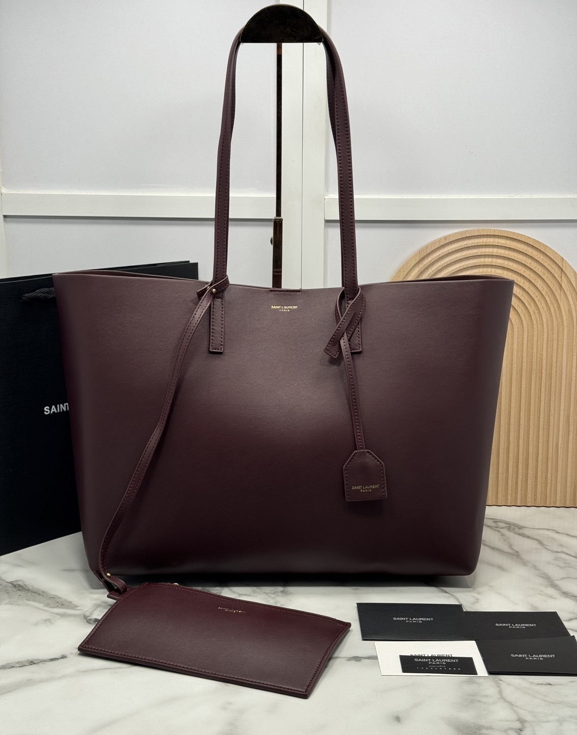 YSL Shopping Large Tote Bag กระเป๋าทรงโท้ทใบใหญ่หนังแท้ ภายในโล่งกว้าง จุของได้เยอะ เรียบหรูทรงสวย ดีไซน์ออกมาให้ใช้งานได้ทุกลุค ทุกโอกาส สวยคมชัดทุกสี