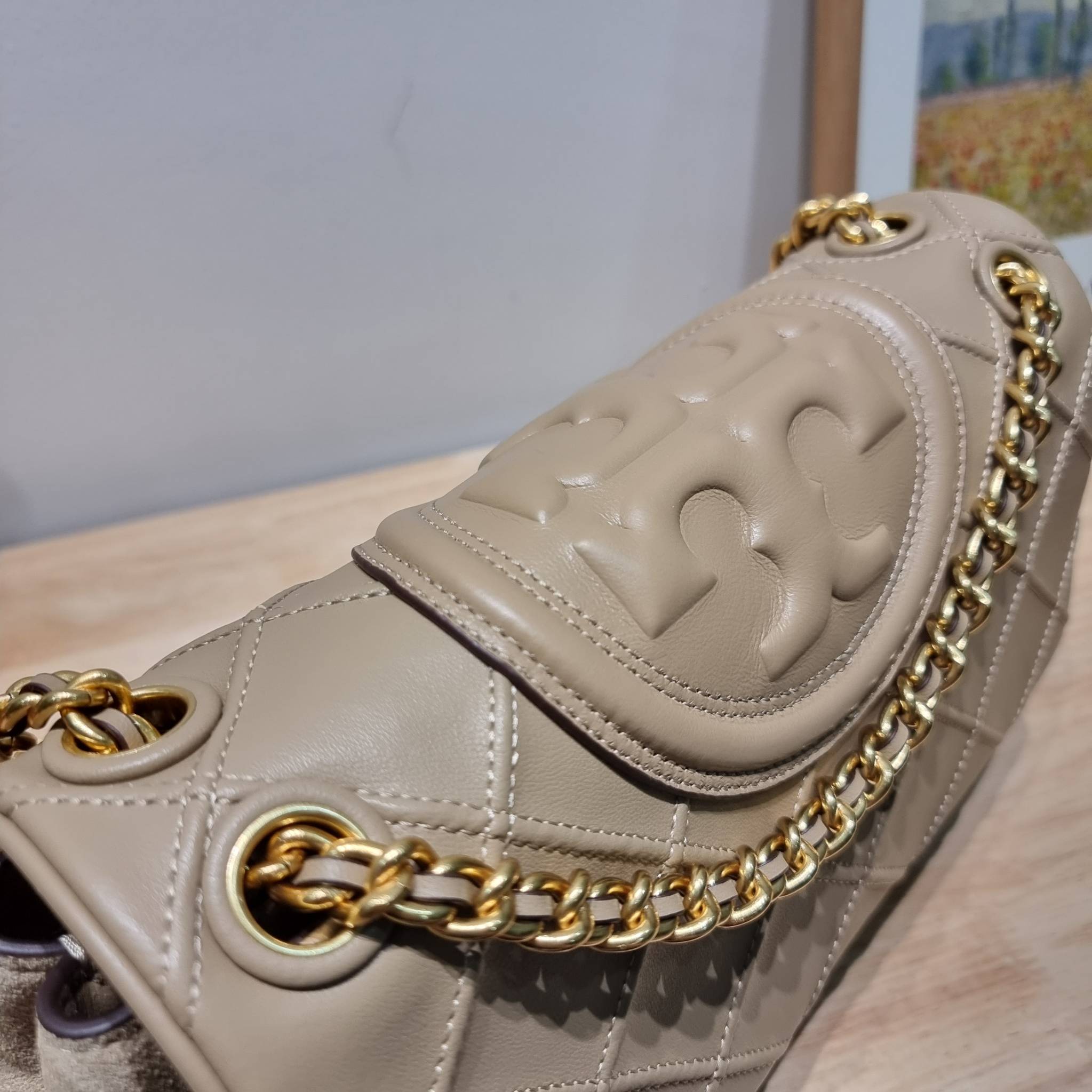 TORY BURCH FLEMING SOFT CONVERTIBLE SHOULDER BAG รุ่นหายาก กับดีไซน์ใหม่ล่าสุด มาพร้อมเสิร์ฟความสวยถึงบ้านไปเลย กับกระเป๋าสะพายไหล่ขนาดกำลังสวย หนังแท้นิ่มเต็มใบ สัมผัสสบายมือ