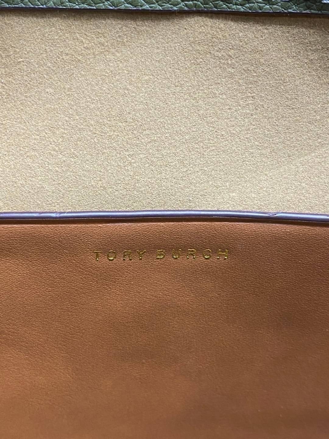 TORY BURCH T Monogram Calf Hair Bucket Bag MEDIUM ไอเท็มใหม่ที่ใครๆก็รอ กระเป๋าบัคเก็ตทรงสวย ที่ยังคงให้ความโดดเด่นด้วยลวดลายเอกลักษณ์ เพิ่มเติมดีไซน์บล็อคสี ตัดกันได้อย่างลงตัว