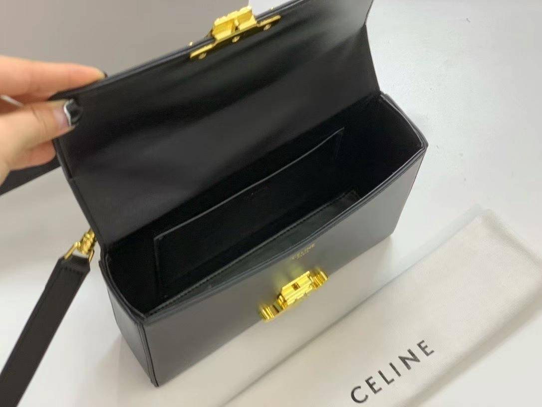 ORIGINAL🥂 Celine Triomphe shoulder handbag Bag / Celine box triomphe in Natural Calfskin Tan กระเป๋าสะพายเรียบหรูและดูทันสมัยใบนี้ออกมา ให้คุณเลือกสะพายในชีวิตประจำวันเข้ากับการแต่งตัวสบาย ๆ