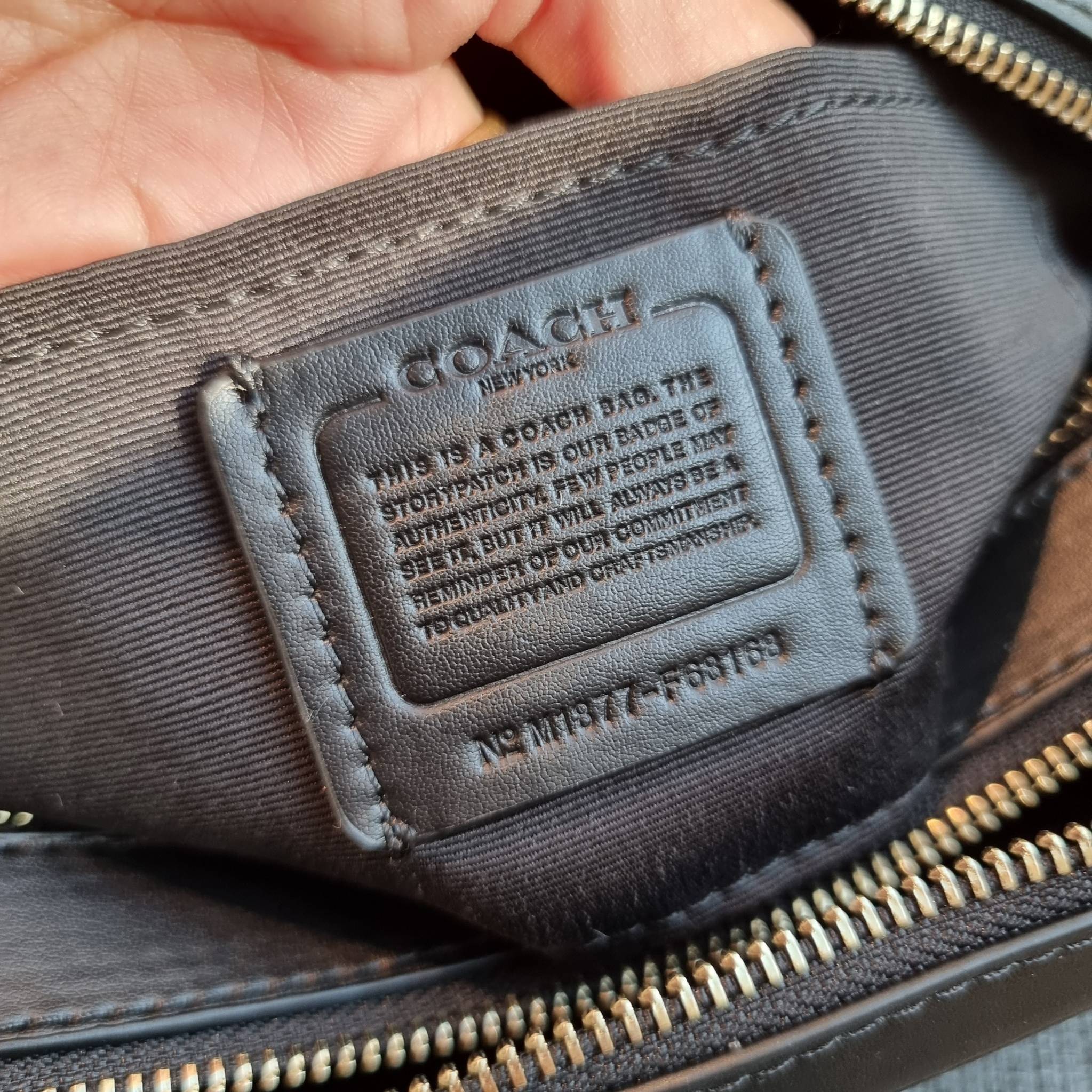 OUTLET 】COACH F68168 JES CROSSBODY IN SIGNATURE CANVAS รุ่นยอดฮิต!! กระเป๋าสะพายข้าง รุ่น 2 ซิป ใบใหญ่จุใจ สีคลาสสิคขายดี!! วัสดุหนังแคนวาสเคลือบลาย เปิด-ปิดด้วยซิป 2 ช่องหลัก ใช้งานง่าย ทรงสวยมากๆรุ่นนี้ มาพร้อมสายสะพาย crossbody ปรับได้ตามตัว ภายในใส่ขอ