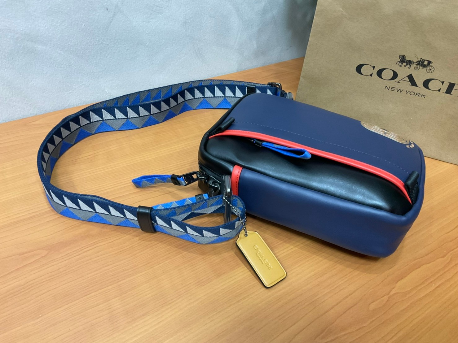COACH NORTH/SOUTH EDGE CROSSBODY (COACH 5626) IN SIGNATURE CANVAS (COACH 6788) กระเป๋าสะพายผู้ชาย กระเป๋าสะพายรุ่นใหม่ ชนช็อป (!!)รุ่นหายาก สี COBALT MULTI วัสดุทำจาก หนังลูกวัวแท้ เนื้อเรียบ พิมพ์ลาย ขนาดกำลังดี