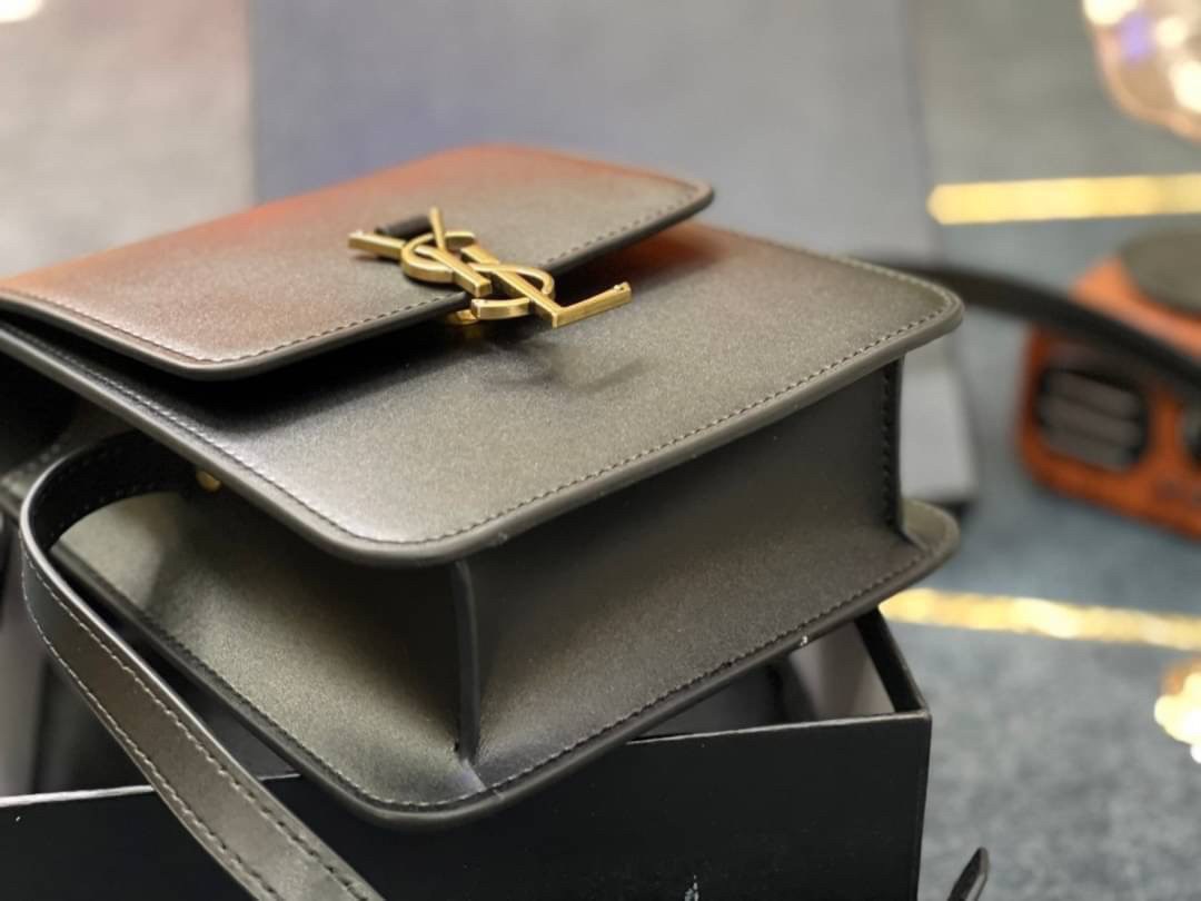 หนังแท้ YSL Yves Saint Laurent small leather shoulder bag กระเป๋าสะพายทรงเหลี่ยมแนวตั้งดีไซน์สวยหรูอยู่ทรงมีโลโก้แบรนด์ด้านหน้า อะไหล่ทองสวยหรู ภายในโล่งกว้าง สายสะพายหนังยาวปรับระดับได้ Rare items เด็ดๆแบบนี้ห้ามพลาด!