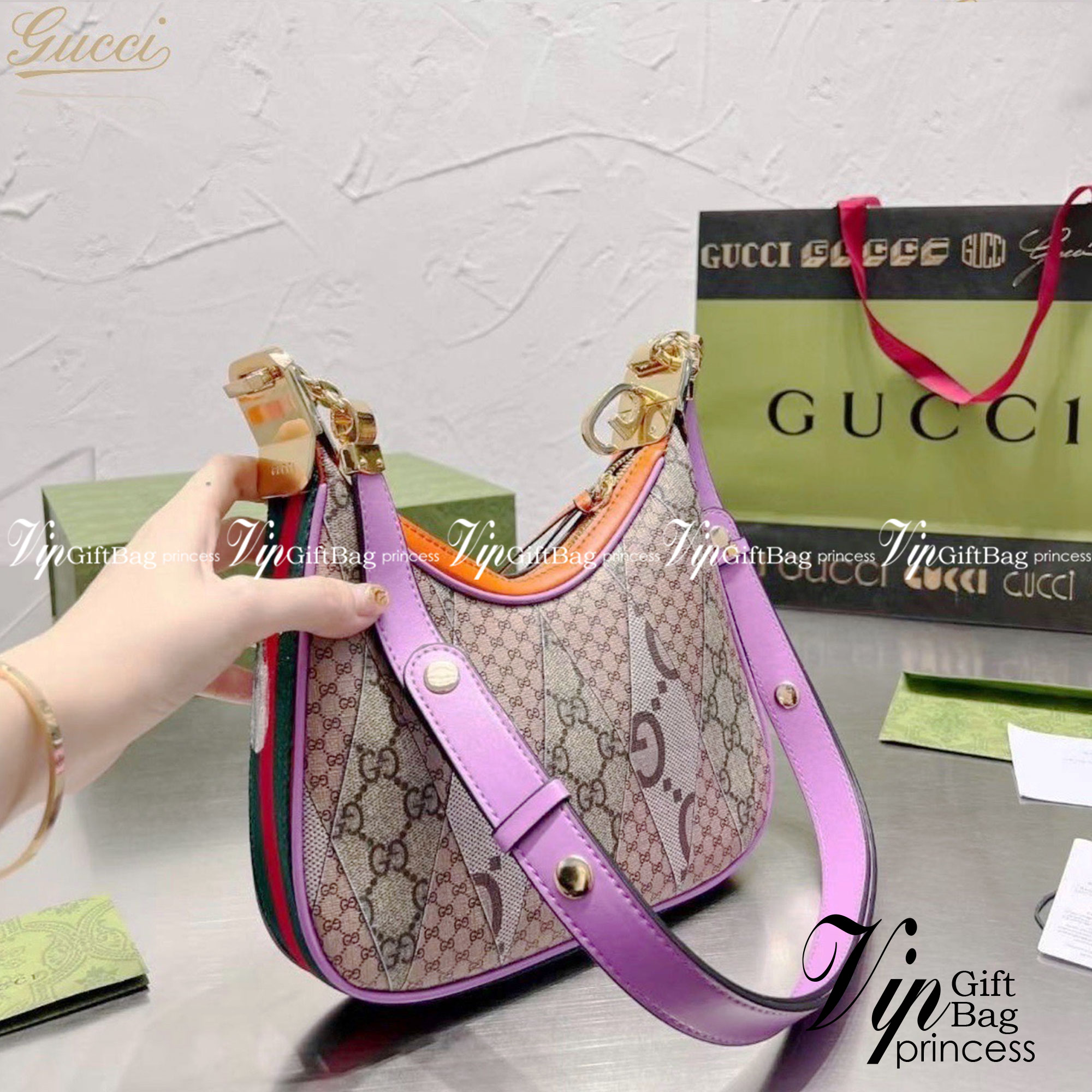 Gucci Attache shoulder bag มาใหม่ชนช้อป สวยหรู หรูหราเหนือกาลเวลาในคอลเล็กชั่น Gucci Love Parade ใบนี้ดารา เซเลป เลือกถือคือเริ่ดมาก จะลุคคูลๆเท่ๆหรือสวยหรูดูแพงก็ได้หมด แมทง่ายใช้ได้ Everyday Look ราคาสุดคุ้มเลยค่า