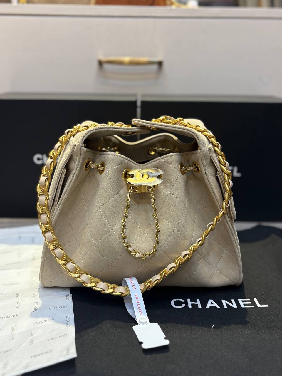 CHANEL 25 Small Suede Handbag กระเป๋าสะพายทรงโฮโบ ใหม่ล่าสุดงานหนังกลับ สวยหรูดูแพง รุ่นขายดีปังสุด รูปทรงใช้งานได้จริง จุของได้ ถือเก๋ๆ เอวี่เดย์ลุค