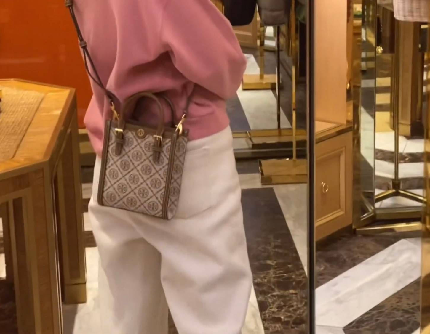 Tory burch t monogram jacquard mini tote ลวดลายT monogram ด้วยโลโก้สุดไอคอนนิคของแบรนด์ โดดเด่นด้วยกราฟฟิคและดีไซน์ ออกมาในหลายรูปแบบหลายคอลเลคชั่น แต่ละคอลเลคชั่นสวยหรูไม่แพ้กัน ทรงมินิโท้ท ขนาดกำลังดี ใช้งานง่าย ก็เป็นอีกหนึ่งรุ่นที่ทันยุคทันสมัยที่สาวๆ