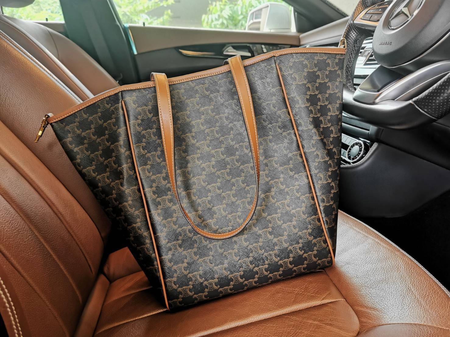 พรีเมี่ยมกิ๊ฟแท้ 100% 】CELINE SHOPPING BAG VIP GIFT WITH PURCHASE (GWP) กระเป๋าสะพายพรีเมี่ยมกิ๊ฟ Limited จาก CELINE HAUTEPARFUME DUTY FREE วัสดุ TRIOMPHE CANVAS หนังสวยอยู่ทรงกันน้ำในดีไซน์ทรง TOTE สวยหรูคลาสสิคไม่มีเอ้าท์