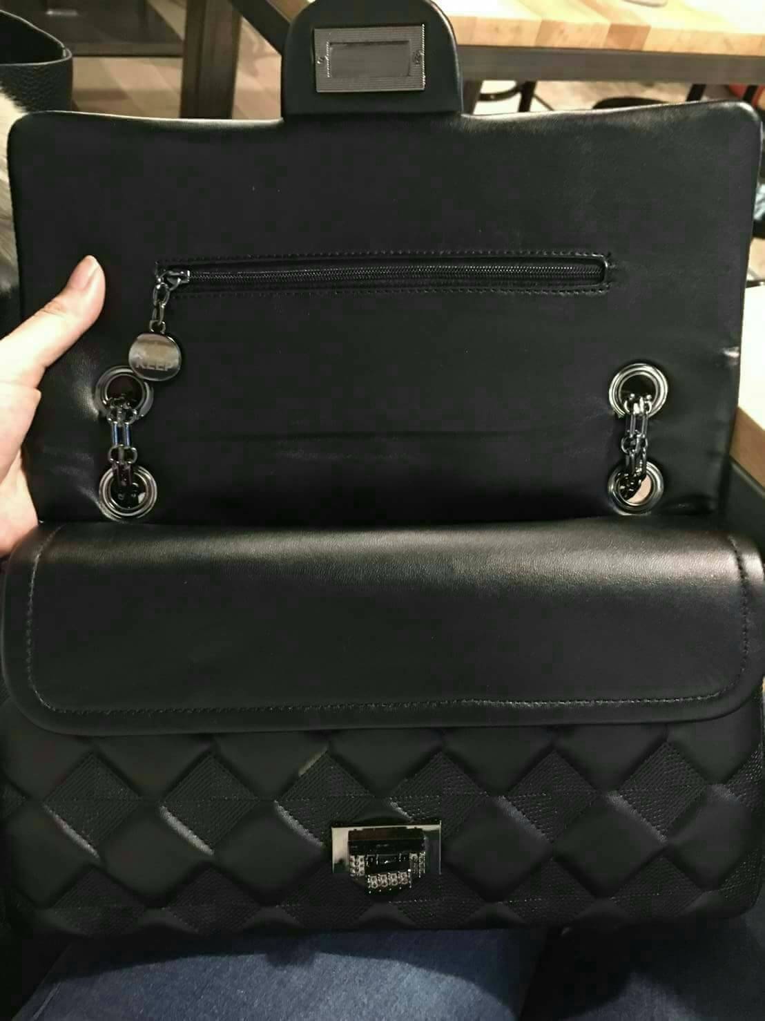 กระเป๋า KEEP classic chain shoulder bag กระเป๋าทรงสวย ผลิตจากหนังแกะ ผิวสัมผัสคล้ายหนังแท้ นิ่มมากๆ คะ ตัวกระเป๋าขนาดกำลังดี ใส่ กระเป๋าตังค์ยาว มือถือได้คะ สายโซ่อะไหล่ เทาดำ ดูคลาสสิคมาก ปรับได้ทั้งแบบสะพายสั้น และยาว ภายใน ปั๊ม Logo brand อย่างดี มีช่อ