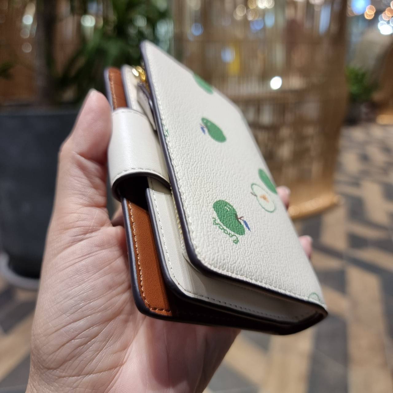 COACH C4117 MEDIUM CORNER ZIP WALLET IN SIGNATURE CANVAS WITH APPLE PRINT ดีไซน์ใหม่ล่าสุด!! คอลเลคชั่นลายพริ้นท์แอปเปิ้ลแดงโดดเด่นบนพื้นลายซิกเนเจอร์ เพิ่มลูกเล่นให้กระเป๋าสตางค์ของคุณ กระเป๋าสตางค์ใบกลาง ขนาดกำลังเหมาะมือ วัสดุหนังแคนวาส ดูแลรักษาง่าย ม