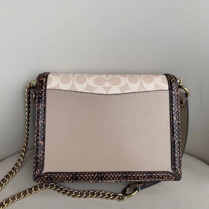 COACH HUTTON SHOULDER BAG IN SIGNATURE CANVAS sold out ไปกันทั่วหน้าในหลายประเทศ กับกระเป๋าสะพายที่สุดของความหรู ดีไซน์คลาสสิควินเทจ ลูกเล่นสีแทนสนิมตัดกับอะไหล่สีทองเหลืองดูย้อนยุคและหรูหรา วัสดุหนังแคนวาสสลับหนังแท้ สายสะพายโซ่สลับหนัง ปรับสะพายได้ 2 แบ