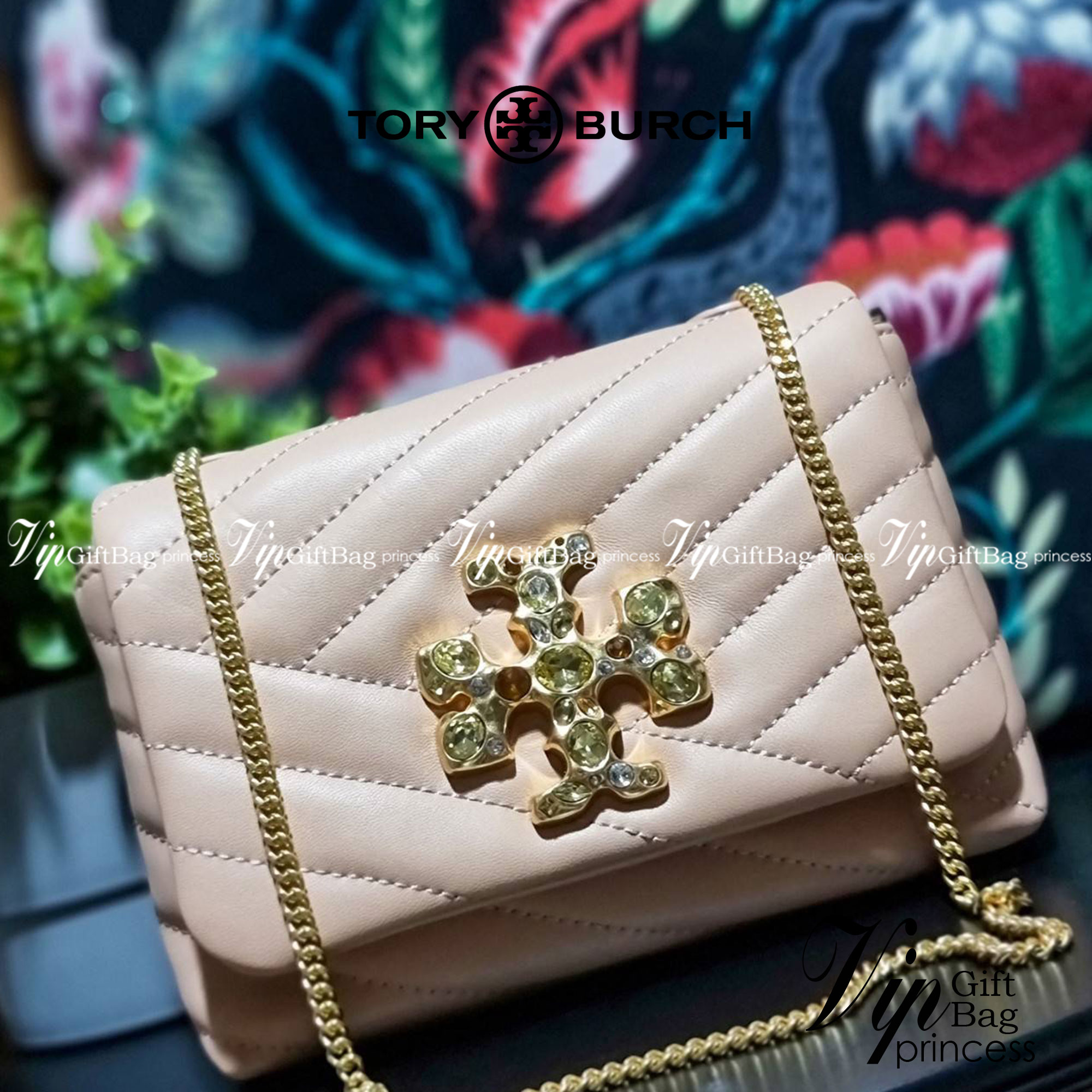 TORY BURCH KIRA CHEVRON EMBELLISHED LOGO MINI BAG ตามคำเรียกร้องจ้า!! ไซส์มินิ สะดวกใช้ พกพาง่าย สไตล์คุณหนู!! กระเป๋าสะพายข้าง ดีไซน์ทรงคลาสสิค โดดเด่นด้วยโลโก้ดีไซน์ประดับเม็ดสี เพิ่มมูลค่าและดึงดูดสายตามากขึ้น วัสดุหนังแกะ สัมผัสนิ่มมือ เปิด-ปิดด้วยกระ