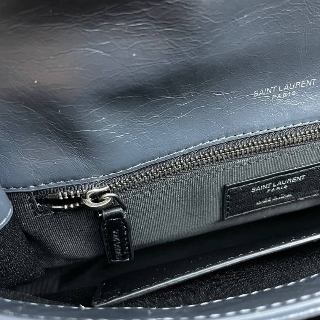 Saint Laurent Niki shoulder bag กระเป๋าสะพายรุ่นโดดเด่นด้วยโครงสร้างทำจากหนังวัว หนังมันเงา นิ่ม งานสวยมากๆ ค่ะ ด้านหน้าประดับโลโก้แบรนด์ และมีช่องสำหรับเก็บของที่หยิบใช้บ่อย ตอบโจทย์การใช้ชีวิตระหว่างวันได้ดีมากๆ สายสพายดีไซน์ได้หลายรูปแบบ แมทกับการแต่งต