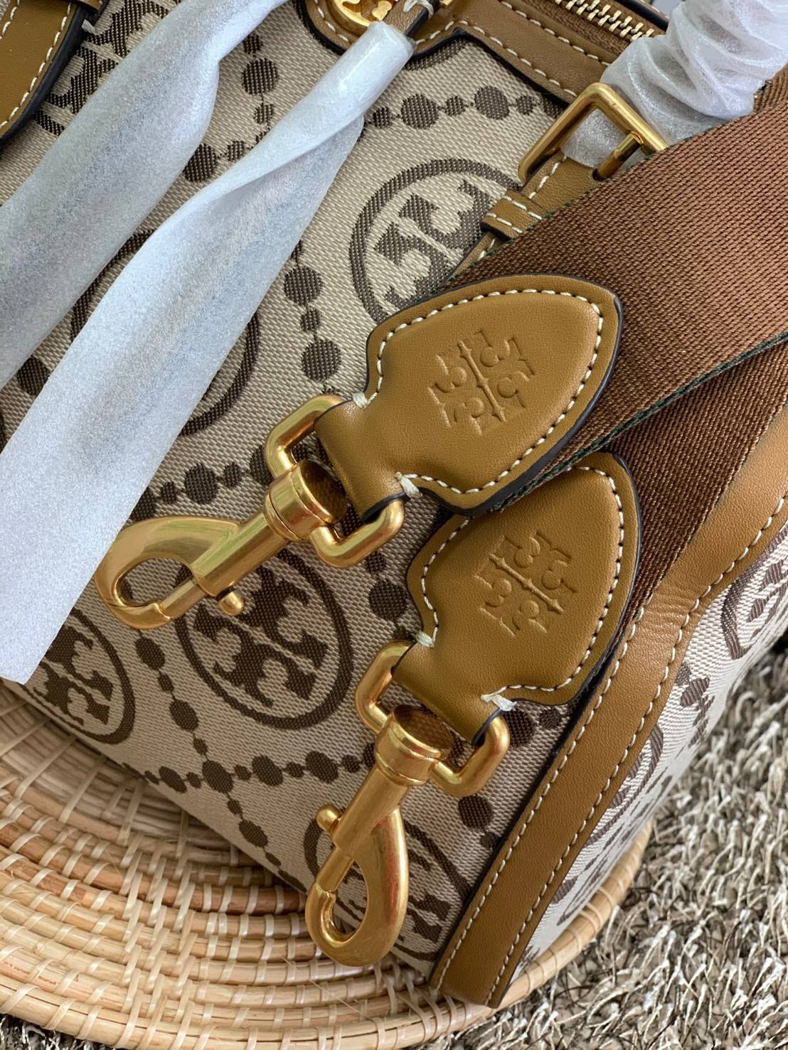 สวยก่อนใครแน่นอนค่ะนาทีนี้💋 💥รุ่นที่กำลังฮิตมากตอนนี้ของเหล่าคนดังใน ตปท.! TORY BURCH T MONOGRAM JACQUARD BARREL ((ใบใหญ่)) พร้อมส่งที่ไทยทันที! กระเป๋าทรงหมอนจาก Tory burch วัสดุ jacquardทอลายแบรด์+หนังแท้ ได้สวยงามหรู ดูคลาสสิคมากๆค่ะ เป