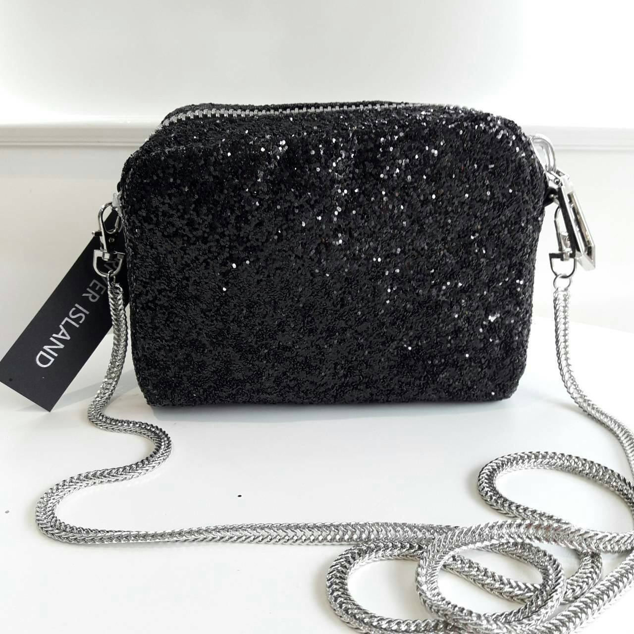 River Island glitter crossbody & cluth bag กระเป๋าทรงสวย ดีไซน์แจากแบรนด์ดัง River Island แบรนด์ดังจาก UK. โดดเด่นด้วยตัวกระเป๋า ประดับ glitter ทั้งใบ สวยโดดเด่น เปิดปิดกระเป๋าด้วยซิป ภายในกว้าง จุได้เยอะ ใส่โทรศัพท์ได้ทุกรุ่น + กระเป๋าสตางค์สั้น ใบนี้จะส