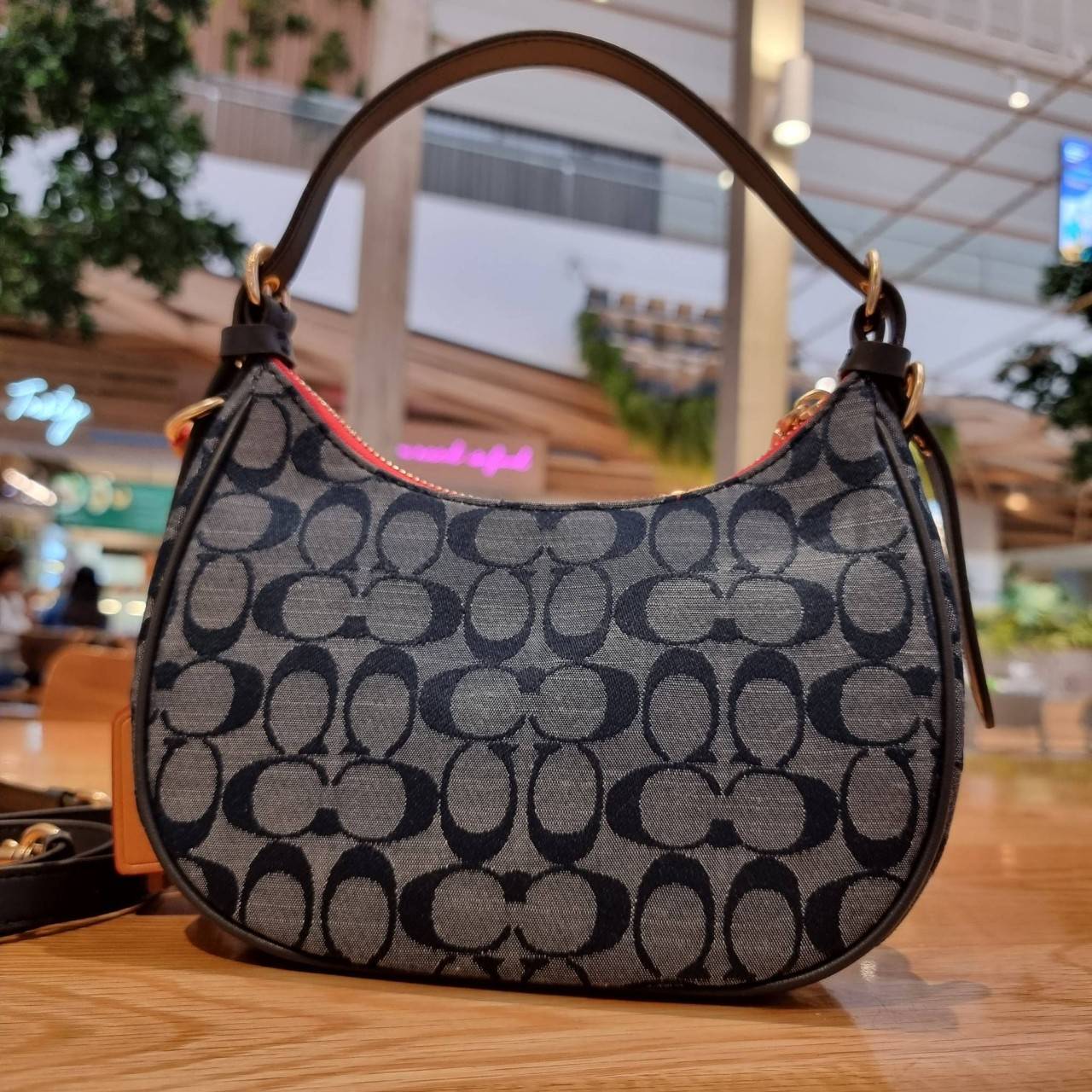 COACH C8163 KLEO HOBO IN SIGNATURE CHAMBRAY ใหม่ล่าสุด คอลเลคชั่นสุดคิ้วท์ ที่สาวๆต้องหลงรัก กระเป๋าสะพายทรงโฮโบ ที่ดีไซน์มาให้ปรับใช้งานได้หลากหลาย วัสดุผ้าแชมเบรย์ คมสวย รูดเปิด-ปิดด้วยซิป ภายในเป็นช่องโล่ง สายคล้องสามารถถอดออกใส่สายยาวสะพายข้างได้ หรือ