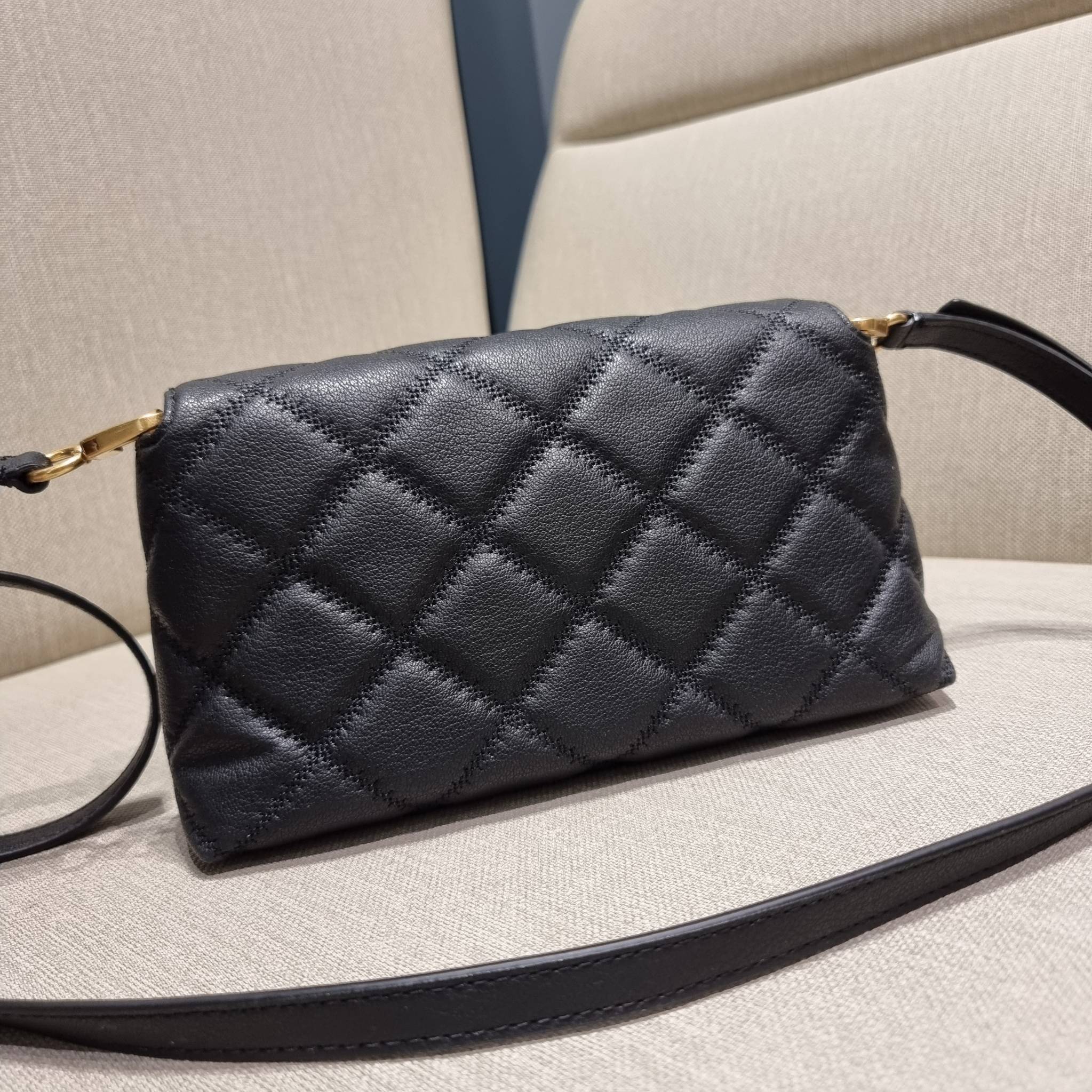 TORY BURCH WILLA MINI SHOULDER BAG ใหม่ล่าสุด พร้อมเสิร์ฟไม่ต้องรอพรีฯ กระเป๋าสะพายดีไซน์เลิศ ทรงสวย กะทัดรัด สะพายคล่องตัว ดีไซน์บุนวม เส้นคมสวยหรู