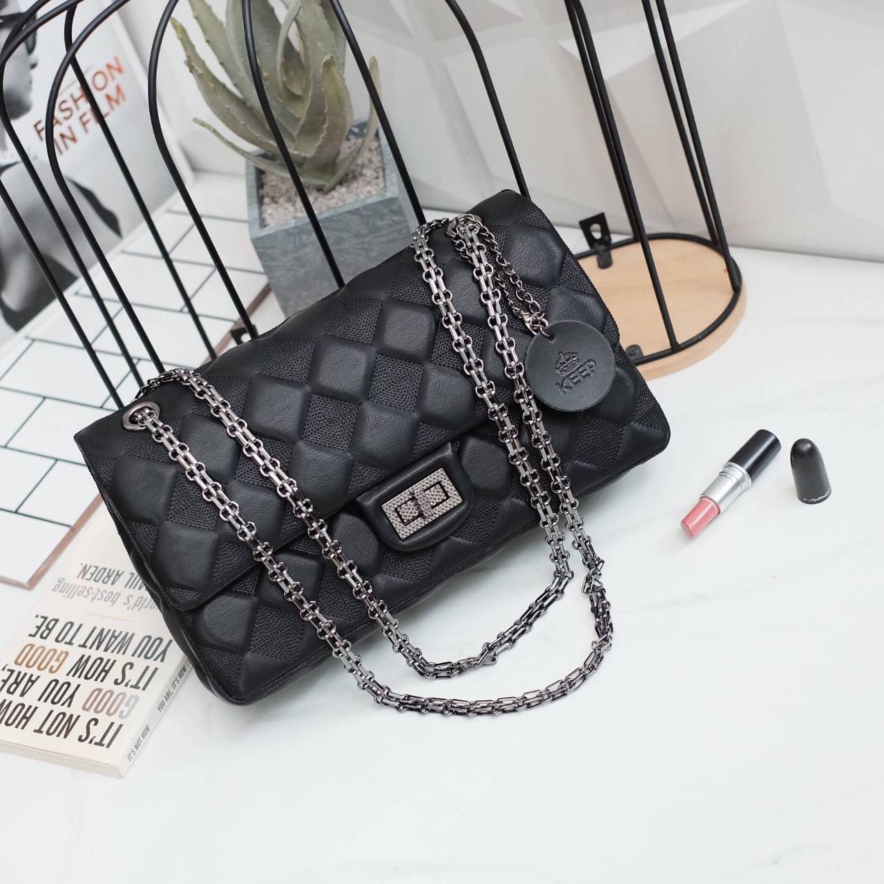 KEEP classic chain shoulder bag 👜 กระเป๋าทรงสวย คอลเลคชั่นใหม่ผลิตจากหนัง Microfiber สวย นิ่มมากๆ ทนทานกว่าเดิม !! ตัวกระเป๋าขนาดกำลังดี เย็บลายเเบบ Hand crafty สวย มีสไตล์สามารถใส่ กระเป๋าตังค์ยาว มือถือได้คะ สายโซ่อะไหล่ เทาดำ ดูคลาสสิคมาก ปรับไ