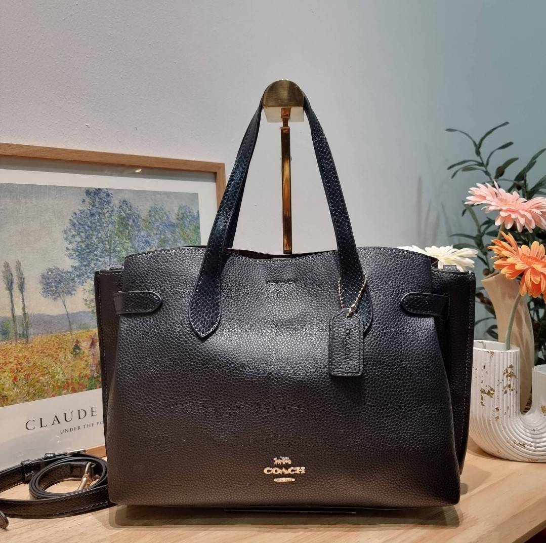 COACH HANNA CARRYALL IN SIGNATURE CANVAS / CH187 / CH195 / CH542 น้องใหม่ เรียบหรู ดูแพง กับกระเป๋าถือ/สะพายทรงสวย คงความคลาสสิค ดีไซน์ตกแต่งสายคาดจับจีบข้างกระเป๋าเพิ่มดีเทล มาพร้อมหูจับในตัว