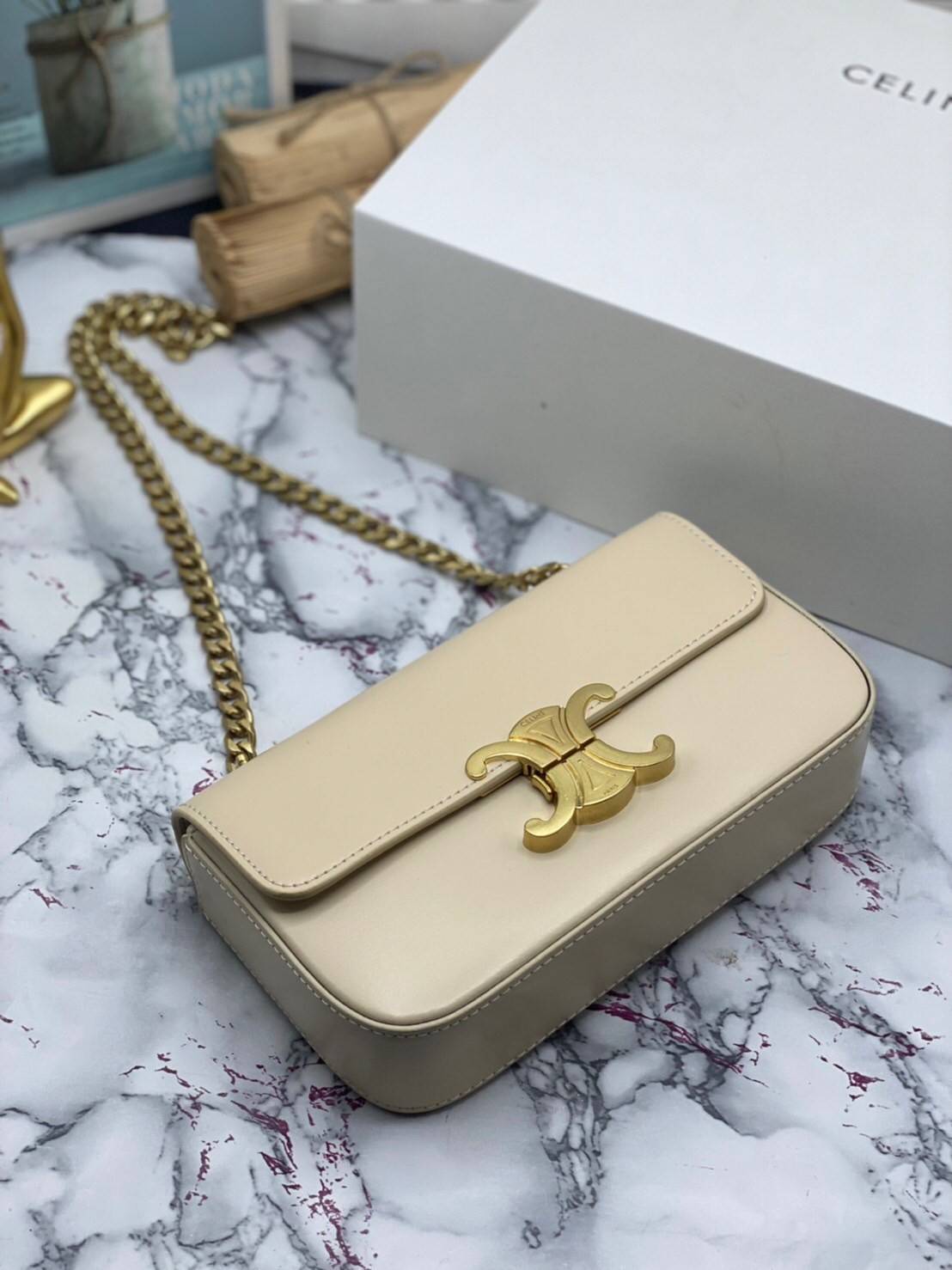 หนังแท้ CELINE CHAIN SHOULDER BAG / CELINE TRIOMPHE พร้อมส่งที่ไทย กระเป๋าเรียบหรูและดูทันสมัย ให้คุณเลือกสะพายในชีวิตประจำวันเข้ากับการแต่งตัวสบาย ๆ หรือจะสะพายออกงานปาร์ตี้สังสรรค์ก็ช่วยให้คุณดูโดดเด่น มีรูปทรงที่ดูแข็งแรงจึงไม่เสียรูปทรงแม้ใส่ของจำนวนม