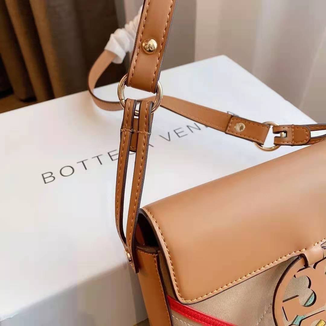 ของแท้ 💯% TORY BURCH MILLER ZIGZAG MULTI COLOR CROSSBODY กระเป๋าสะพายข้าง ไซส์กำลังน่ารัก ด้านหน้าปริ้นลายสวย ฝาพับเปิดปิดด้วยกระดุมแม่เหล็ก มีช่องใหญ่ เพิ่มช่องซิปยาว ใส่โทรศัพท์ สมุดบัญชีได้ มาพร้อมสายสะพายหนังยาว น่ารักกุ้บกิ้บต้องยกให้รุ่นนี้