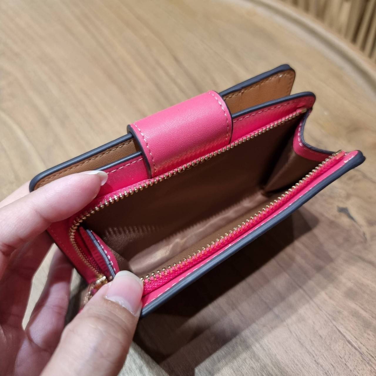 COACH C0082 MEDIUM CORNER ZIP WALLET IN SIGNATURE CANVAS ดีไซน์ใหม่ล่าสุด!! กระเป๋าสตางค์ใบกลาง 👛 ขนาดกำลังเหมาะมือ วัสดุหนังแคนวาสเคลือบลาย ดูแลรักษาง่าย มีช่องใส่บัตรและธนบัตรครบ และช่องซิปแยกไว้ใส่เหรียญ ครบเซ็ทแบบนี้เหมาะส่งต่อเป็นของขวัญที่สุ