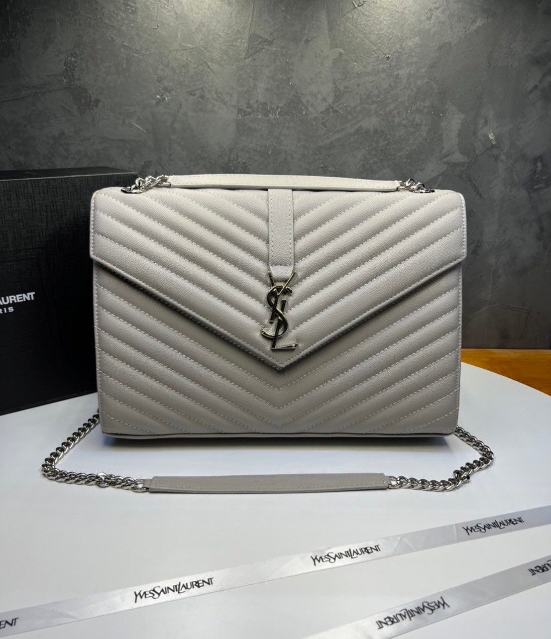 หนังแท้ YSL college large chain bag in quilted leather 30cm กระเป๋าสะพายใบใหญ่ ดีไซน์ทรงสวยหรู ตอบโจทย์ได้ทุกสไตล์ ภาพสินค้าถ่ายจากงานขายจริง ใช้งานต่างประเทศได้