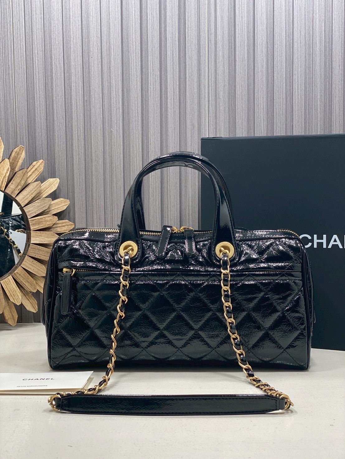 ORI หนังแท้ | Chanel Large Bowling Bag Crumpled Leather / Chanel Keepall Bag กระเป๋าถือ กระเป๋าสะพายรุ่นใหม่ล่าสุด ดีไซน์หนังยับเงา ในคอลเลกชัน Métiers d’art ปี 2024/25
