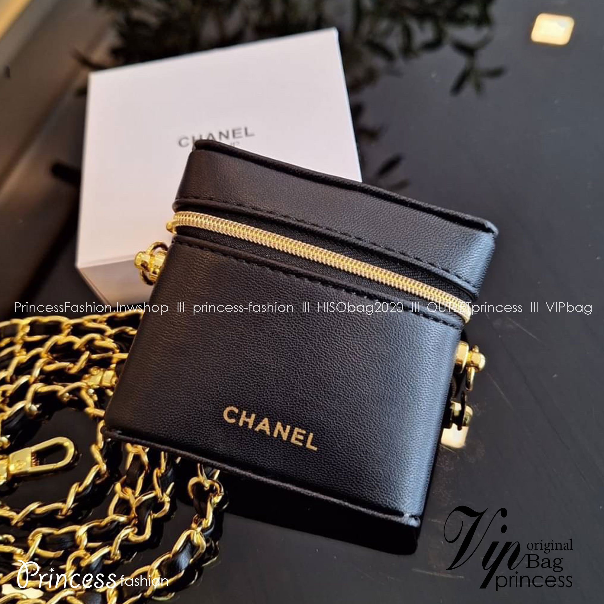 กระเป๋าสะพายข้างใบจิ๋ว งานปุ้กปิ้กน่ารัก CHANEL VIP BAG แบรนด์ดัง ตัวกระเป๋าหนังนิ่ม อยู่ทรง เปิดปิดด้วยซิปรอบ ด้านหน้าสกรีนโลโก้แบรนด์สีทอง