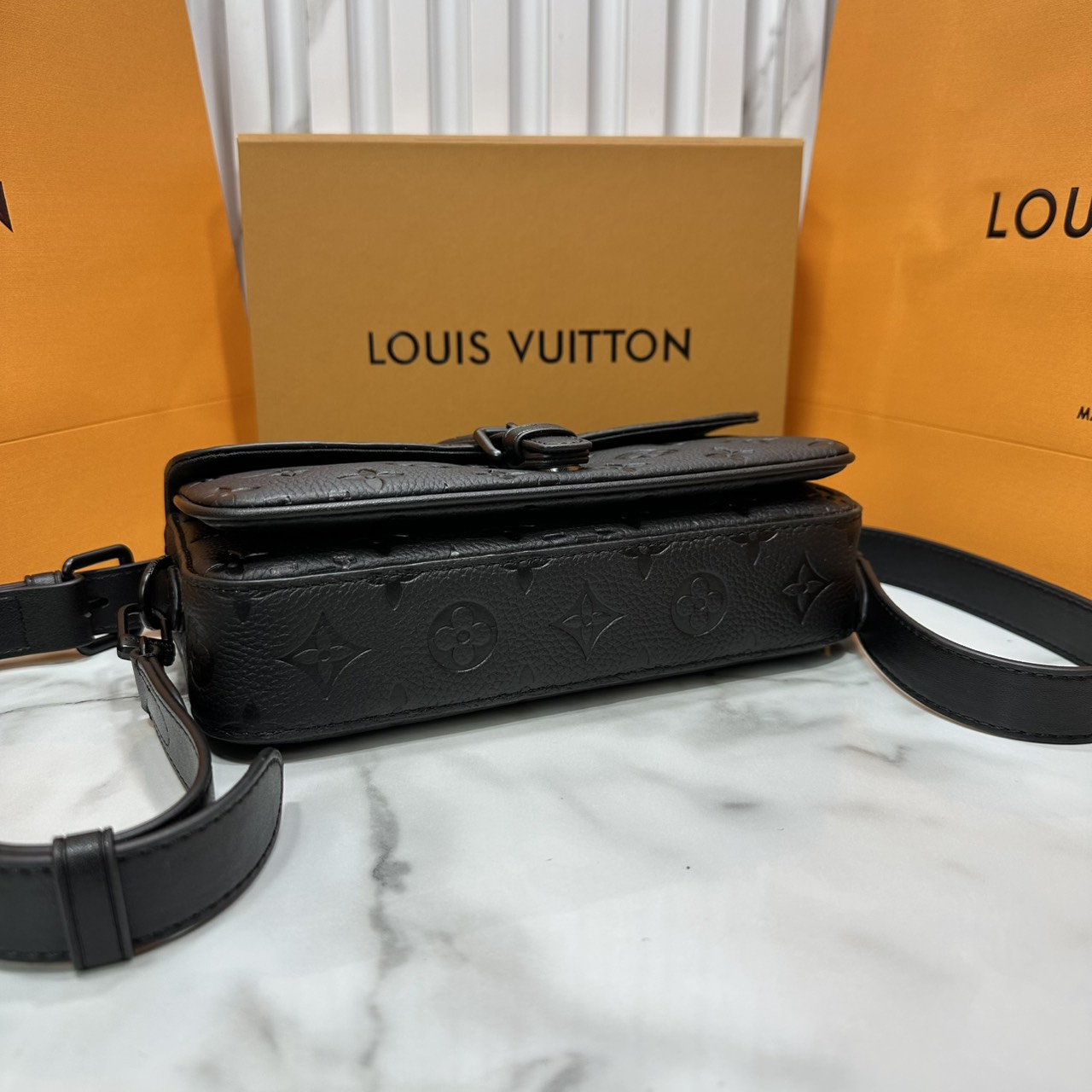 ORI หนังแท้ | LV Montsouris crossbody bag Monogram Eclipse Leather 22cm กระเป๋าสะพายทรงแมสเซ็นเจอร์ไซส์เล็ก สไตน์กระเป๋าสตางค์แบบสะพาย ดีไซน์ใหม่ทรงยาวล้ำสมัยประดับบัคเคิลสัญลักษณ์เมซงพร้อมแถบแม่เหล็กด้านหน้า สุดไอคอนิก